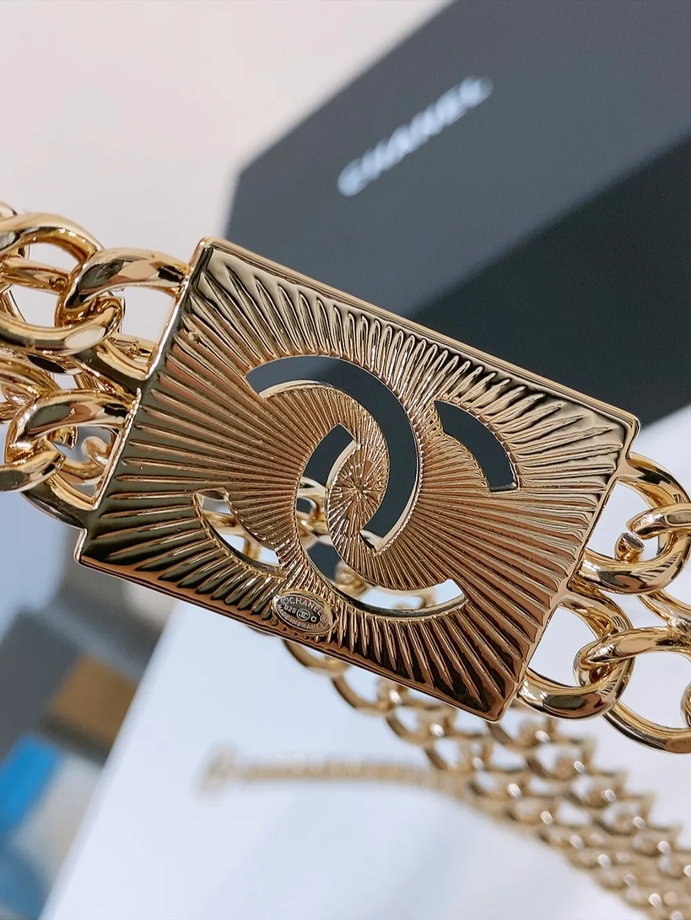 💰560💰Full package💰 💍Purchase level Chanel⚡️🌹25 early spring chain belt, metal and resin black and white⚡️🌹CC classic logo hollow mark, light gold metal⚡️🌹One size fits all