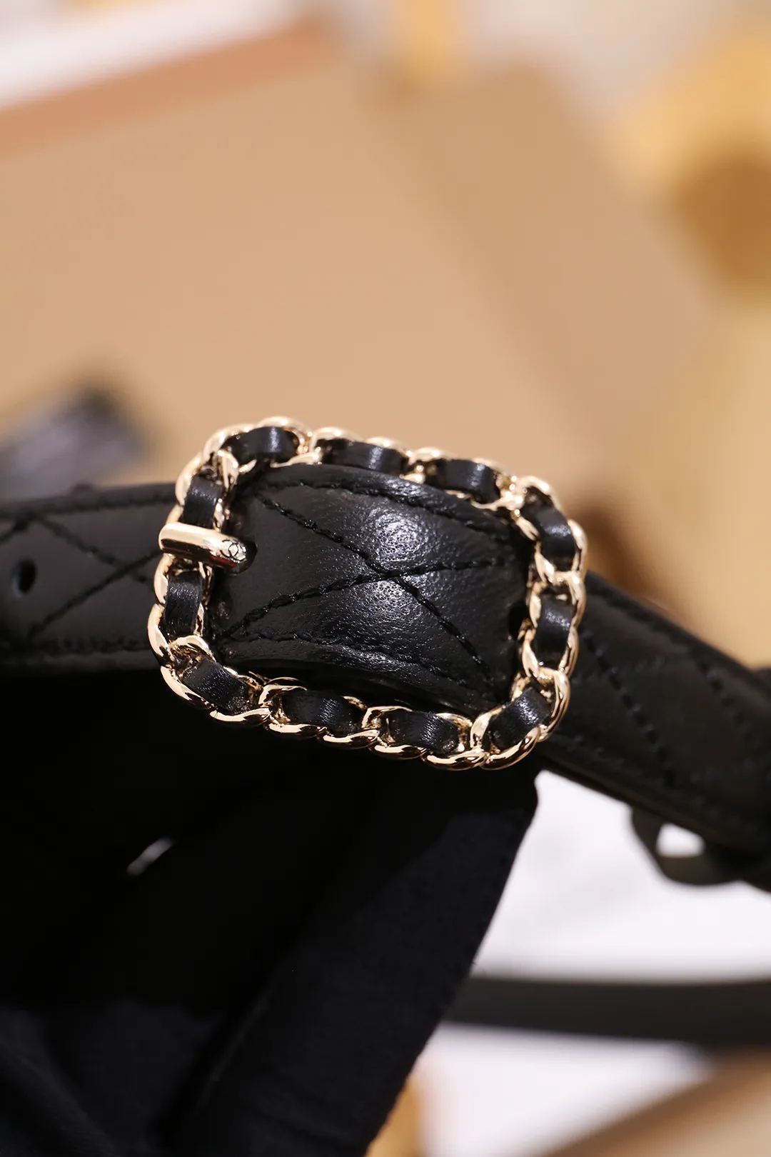 💰460💰Full package💰 💍Purchase grade Chanel Width 2.0cm Double-sided first-layer calfskin, fine workmanship, soft and full leather. Discount: A variety of styles can be matched. Size: 90-110cm. Packaging: full set of packaging.