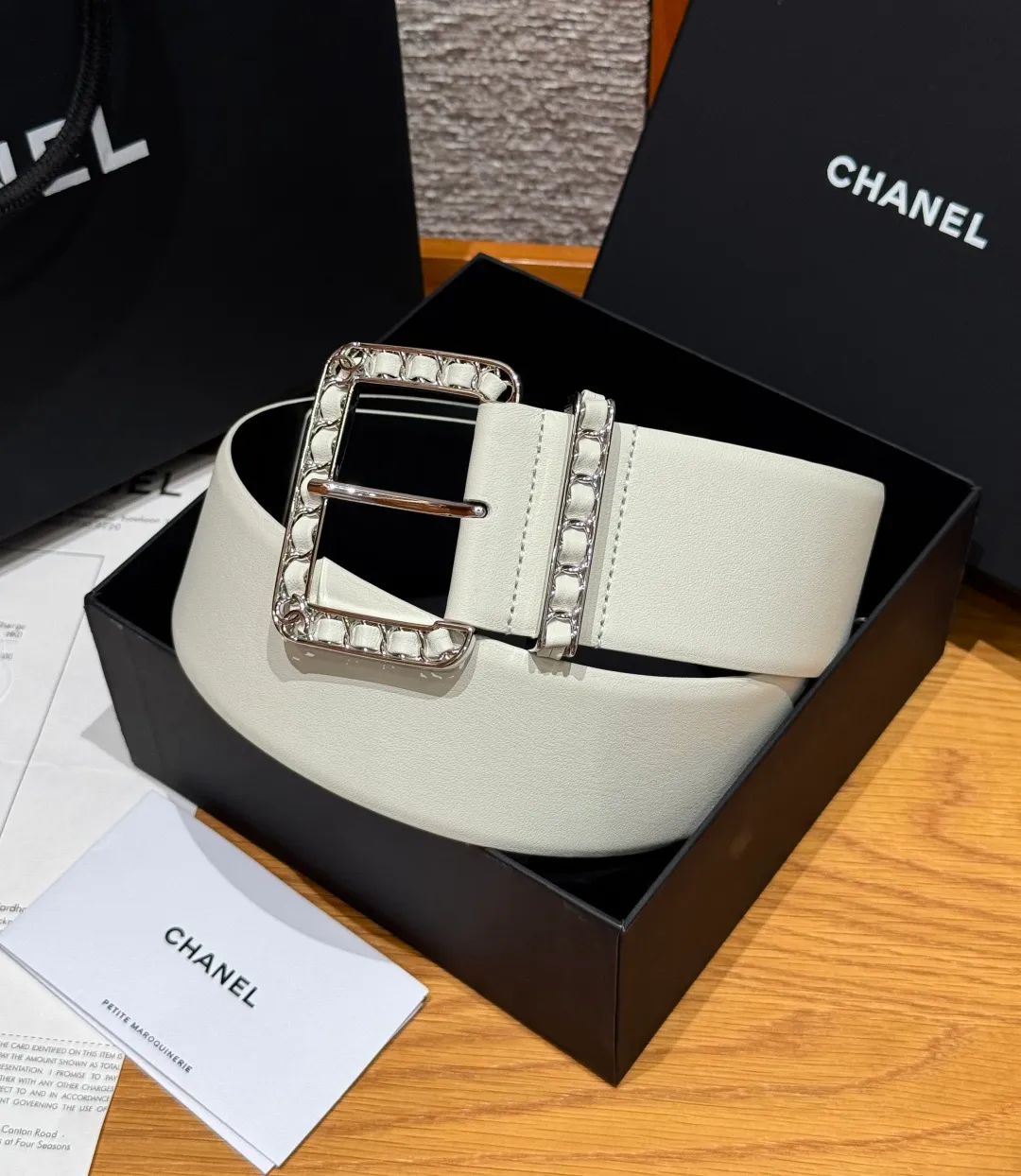 💰580💰Full package💰 💍Purchase level Chanel ⚡️🌹Chain belt Chanel's chain decorative belt is made of imported cow leather, with metal chain buckle, simple and luxurious, wide design, adjustable length, easy to match various clothing styles, chain details enhance the sense of layering, whether it is formal occasions or daily wear, exquisite and textured⚡️🌹Width: 5.5 cm