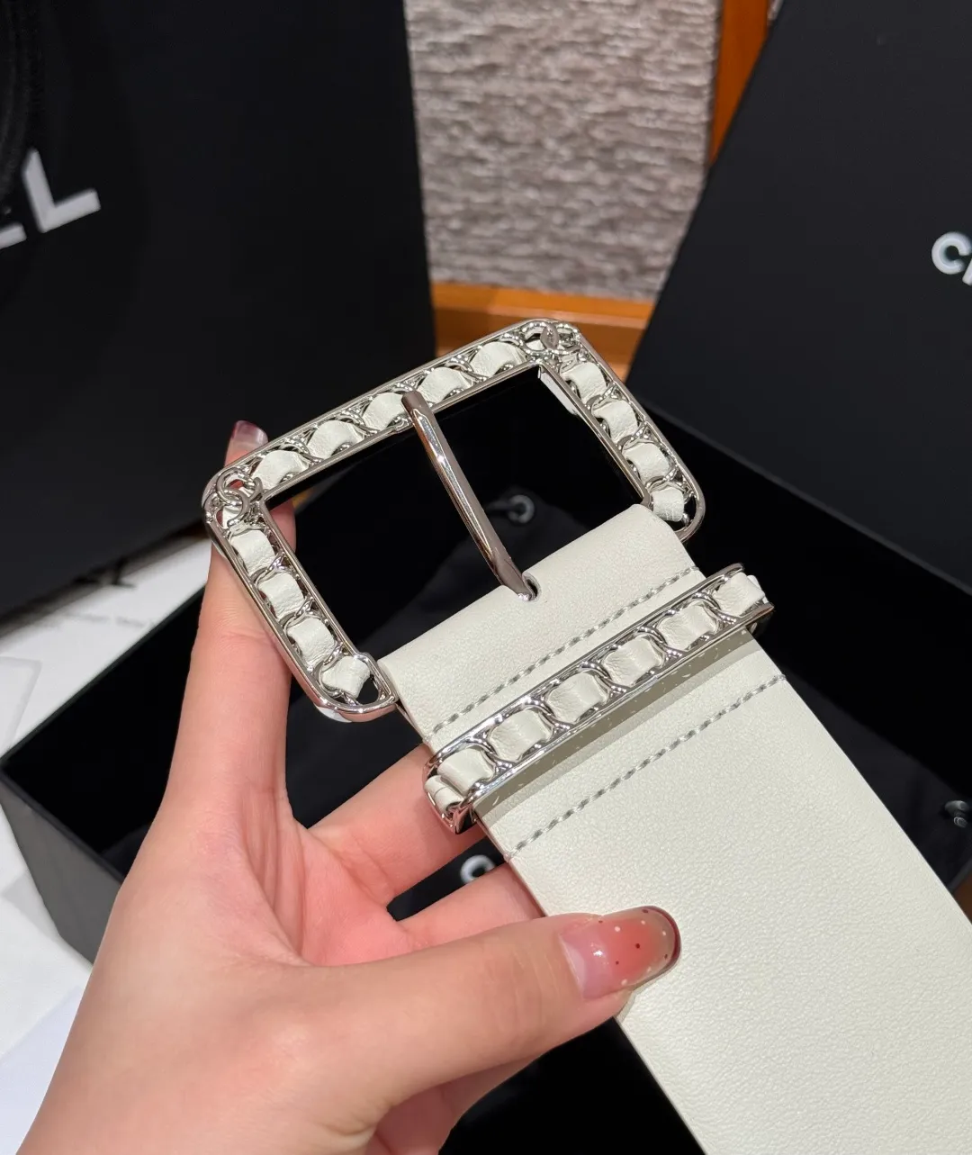 💰580💰Full package💰 💍Purchase level Chanel ⚡️🌹Chain belt Chanel's chain decorative belt is made of imported cow leather, with metal chain buckle, simple and luxurious, wide design, adjustable length, easy to match various clothing styles, chain details enhance the sense of layering, whether it is formal occasions or daily wear, exquisite and textured⚡️🌹Width: 5.5 cm