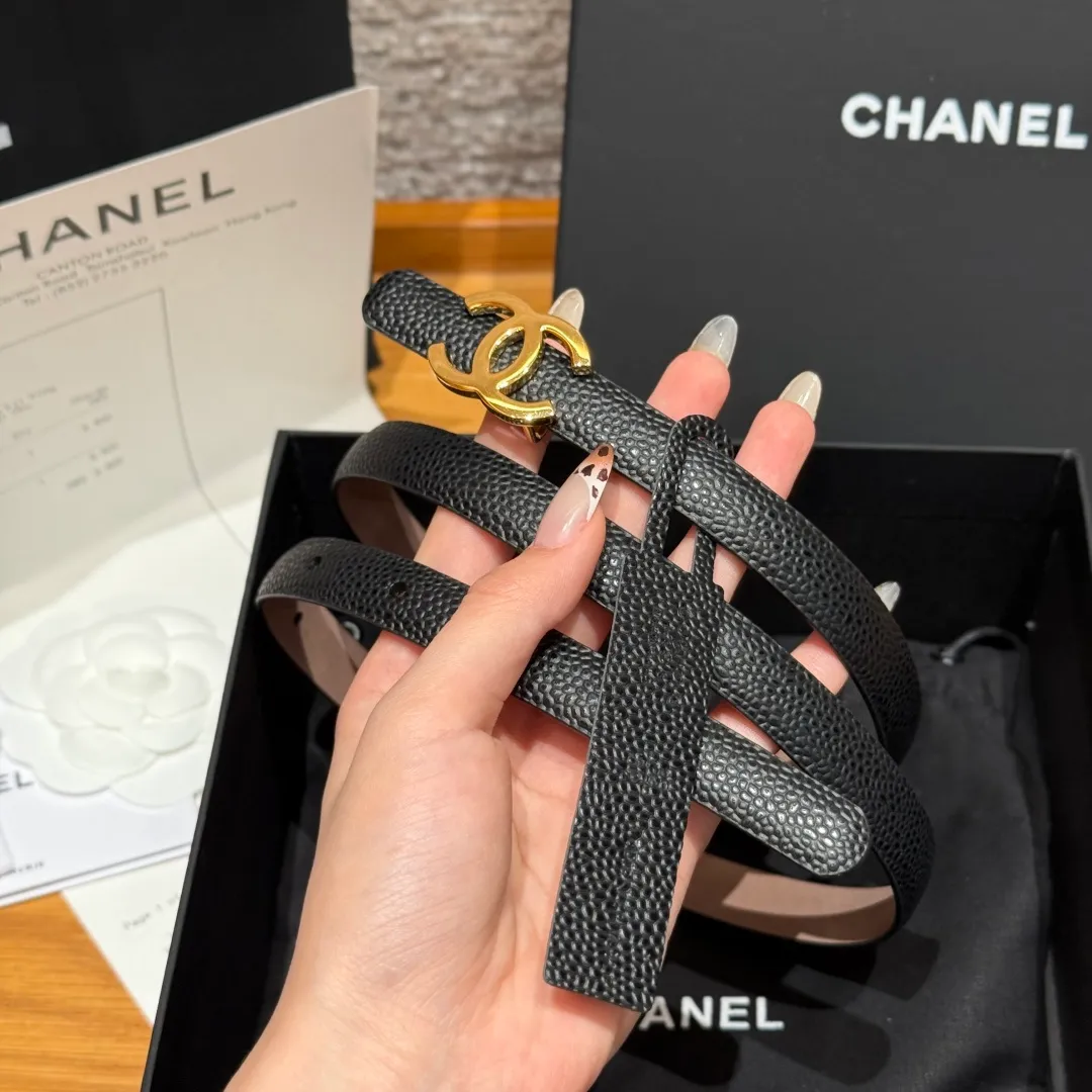 💰440💰Full package💰 💍Purchase level Chanel ⚡️🌹New narrow double-sided belt Chanel classic double-sided belt, made of high-quality calfskin, more suitable for summer, suitable for matching pants and skirts, very versatile 👍, the overall details are very surprising, full of design 👍🏻 Width: 15 mm