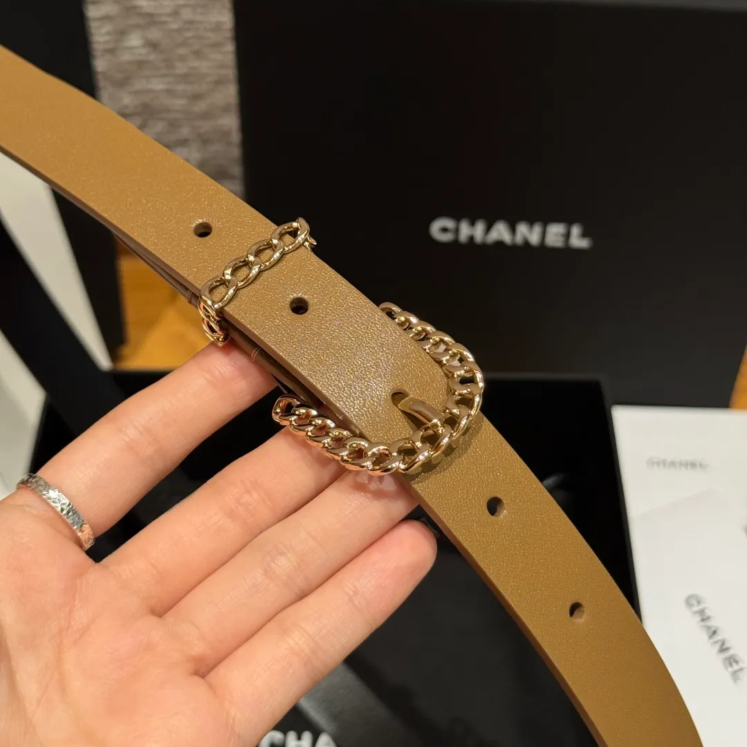 💰440💰Full package💰 💍Purchasing agent grade Chanel ⚡️🌹U-shaped women's belt This is made of imported cowhide, and the hardware is designed with a U-shaped pin buckle. Wearing the belt shows your waistline, enhances your temperament, and instantly becomes fashionable. It is a classic embellishment. Whether it is daily travel or attending important occasions, it can easily control various styles of clothing.⚡️🌹Width: 20 mm