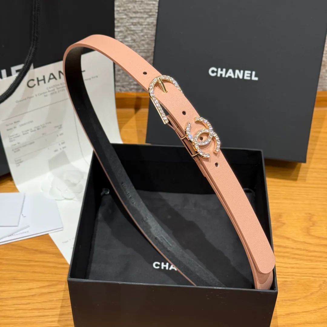 💰460💰Full package💰 💍Purchase grade Chanel ⚡️🌹Double C belt This double-sided cowhide leather, with crystal buckle, tied around the waist to express temperament and taste⚡️🌹U-shaped buckle with Swarovski double C logo, even though it is a spring and summer show style, it is still beautiful in winter, the shiny diamond jewelry is very versatile, it can be matched with jeans or skirts. Width: 20mm