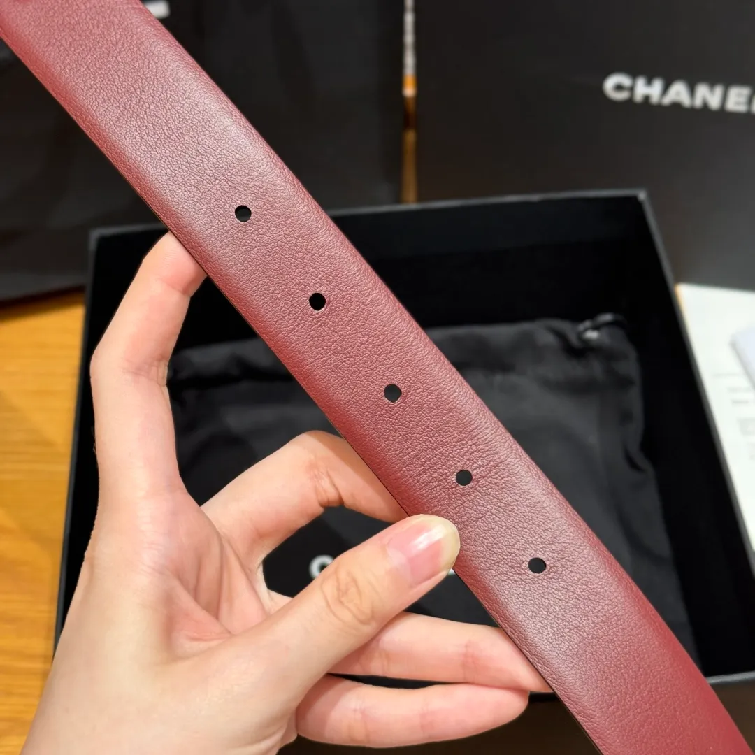 💰480💰Full package💰 💍Purchase level Chanel ⚡️🌹Twist pin buckle belt Chanel twist pin buckle cowhide belt feels soft and full of texture, CC metal embellishment at the tail, exquisite and high-end, the upper body is superb, and it inadvertently reveals an intellectual and elegant temperament. Width 3.0cm