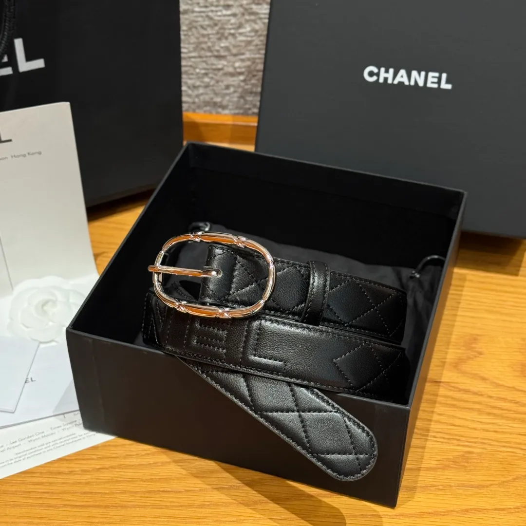 💰480💰Full package💰 💍Purchase level Chanel ⚡️🌹New women's belt This is a double-sided calfskin belt with the brand's logo on it. The belt is soft and delicate, with a very good texture. It is paired with metal hardware⚡️🌹 A simple, elegant and intellectual combination, it can be paired with jeans or a suit. Width: 3.0cm
