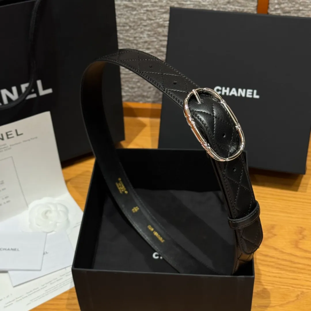 💰480💰Full package💰 💍Purchase level Chanel ⚡️🌹New women's belt This is a double-sided calfskin belt with the brand's logo on it. The belt is soft and delicate, with a very good texture. It is paired with metal hardware⚡️🌹 A simple, elegant and intellectual combination, it can be paired with jeans or a suit. Width: 3.0cm