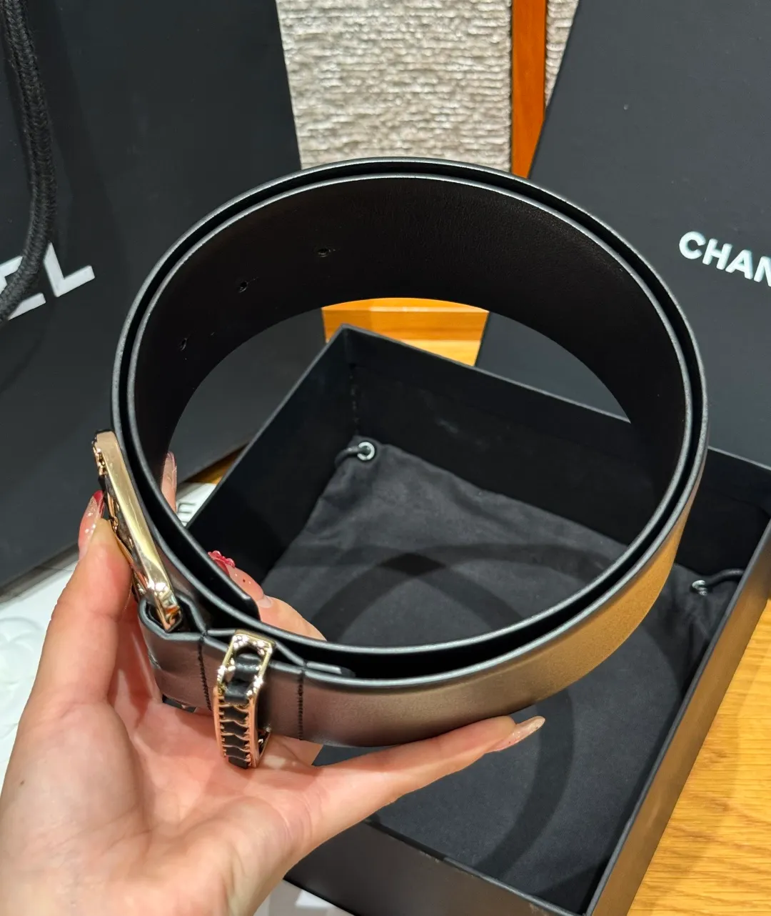 💰580💰Full package💰 💍Purchase level Chanel ⚡️🌹Chain belt Chanel's chain decorative belt is made of imported cow leather, with metal chain buckle, simple and luxurious, wide design, adjustable length, easy to match various clothing styles, chain details enhance the sense of layering, whether it is formal occasions or daily wear, exquisite and textured⚡️🌹Width: 5.5 cm