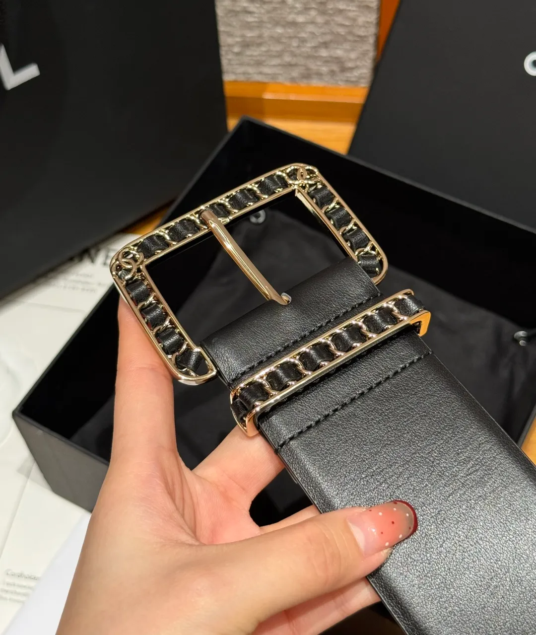 💰580💰Full package💰 💍Purchase level Chanel ⚡️🌹Chain belt Chanel's chain decorative belt is made of imported cow leather, with metal chain buckle, simple and luxurious, wide design, adjustable length, easy to match various clothing styles, chain details enhance the sense of layering, whether it is formal occasions or daily wear, exquisite and textured⚡️🌹Width: 5.5 cm