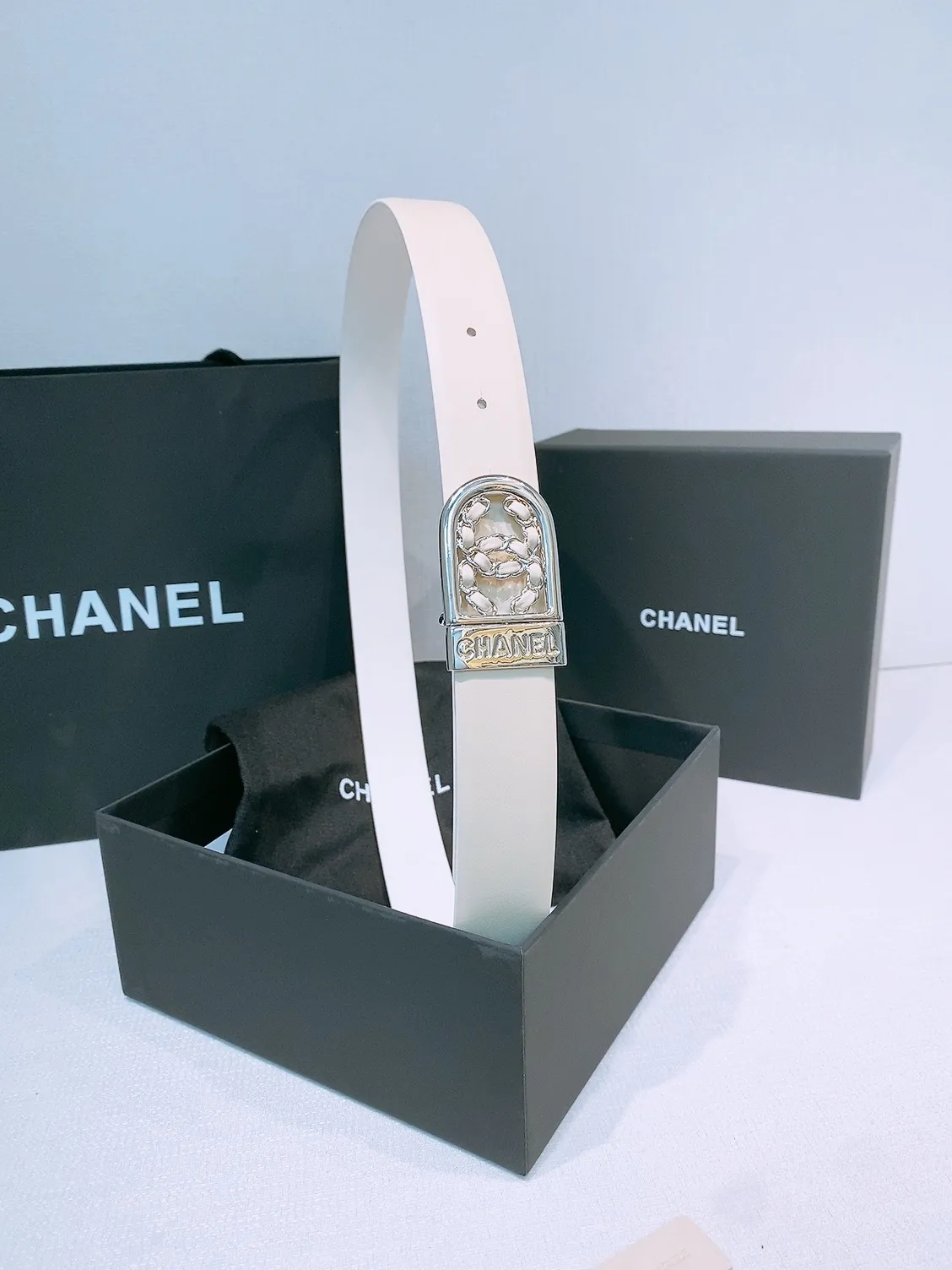 💰460💰Full package💰 💍Purchase level Chanel ⚡️🌹New belt This is made of cow leather. The classic leather chain double C is wrapped in gold metal. It is more textured than the previous simple logo buckle. It is super versatile. No matter what style of clothing it is paired with, it can instantly enhance the overall fashion sense. Rotatable. Two colors available. Width: 30 mm.