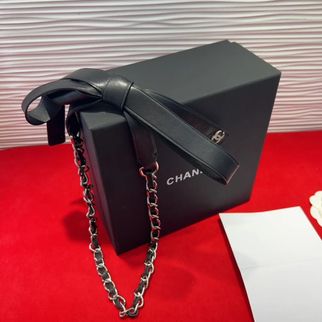 💰460💰Full package💰 💍purchasing grade Chanel lambskin glass pearl and golden metal black with chain *cc letter logo is consistent with the original product. Delicate texture *One size fits all