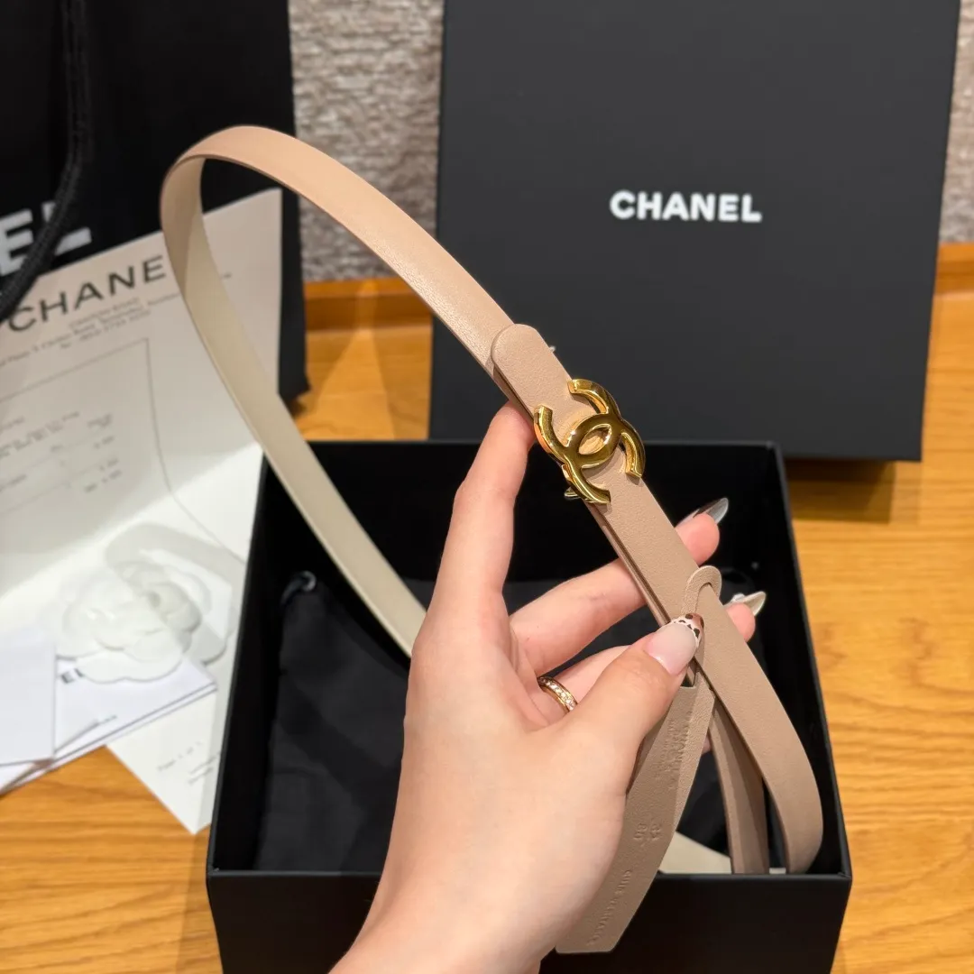 💰440💰Full package💰 💍Purchase level Chanel ⚡️🌹New narrow double-sided belt Chanel classic double-sided belt, made of high-quality calfskin, more suitable for summer, suitable for matching pants and skirts, very versatile 👍, the overall details are very surprising, full of design 👍🏻 Width: 15 mm