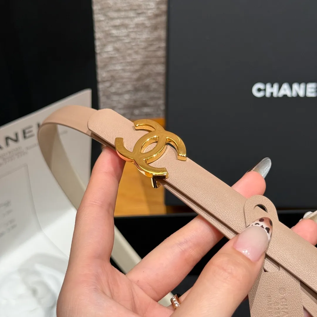 💰440💰Full package💰 💍Purchase level Chanel ⚡️🌹New narrow double-sided belt Chanel classic double-sided belt, made of high-quality calfskin, more suitable for summer, suitable for matching pants and skirts, very versatile 👍, the overall details are very surprising, full of design 👍🏻 Width: 15 mm