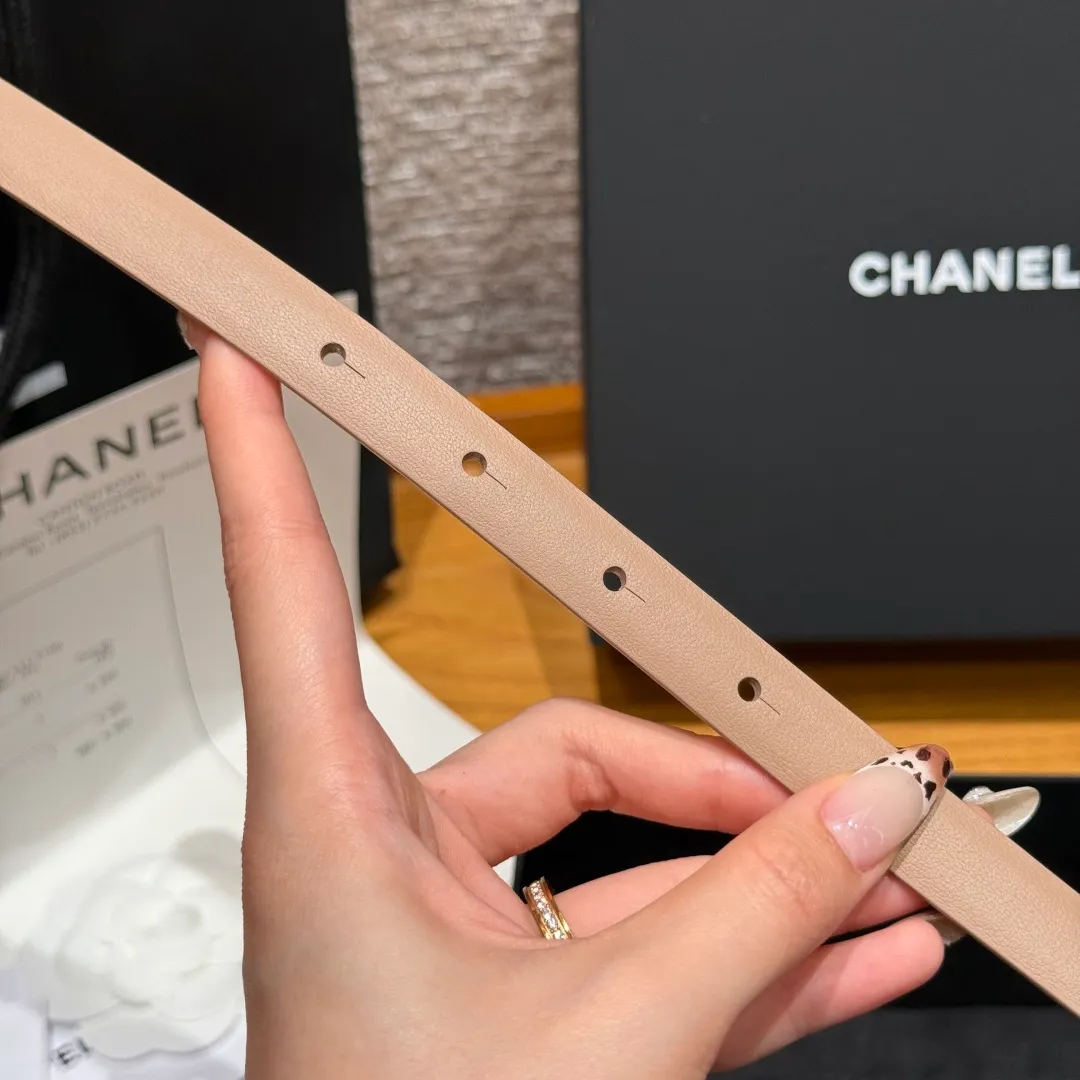 💰440💰Full package💰 💍Purchase level Chanel ⚡️🌹New narrow double-sided belt Chanel classic double-sided belt, made of high-quality calfskin, more suitable for summer, suitable for matching pants and skirts, very versatile 👍, the overall details are very surprising, full of design 👍🏻 Width: 15 mm