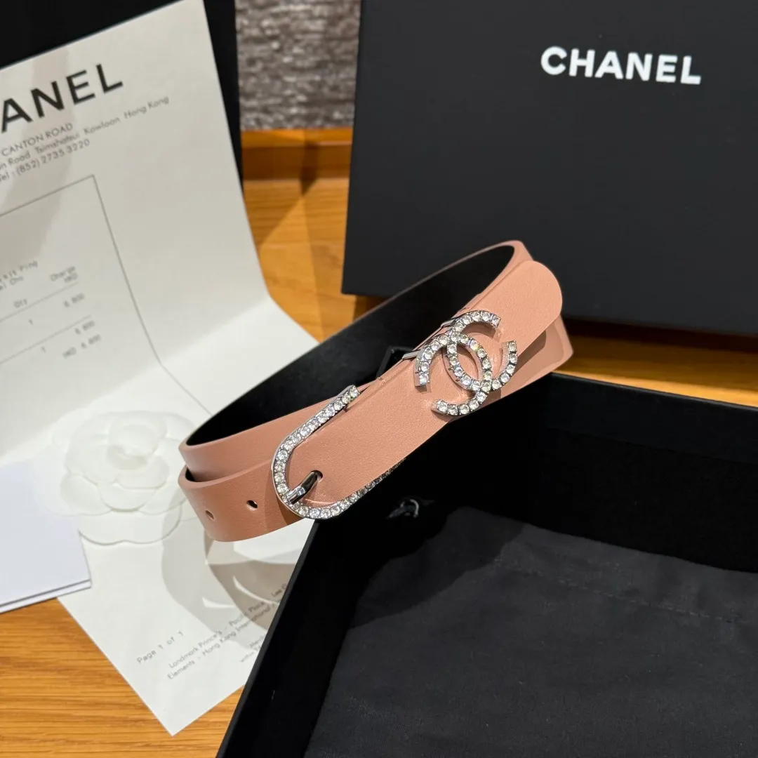 💰460💰Full package💰 💍Purchase grade Chanel ⚡️🌹Double C belt This double-sided cowhide leather, with crystal buckle, tied around the waist to express temperament and taste⚡️🌹U-shaped buckle with Swarovski double C logo, even though it is a spring and summer show style, it is still beautiful in winter, the shiny diamond jewelry is very versatile, it can be matched with jeans or skirts. Width: 20mm