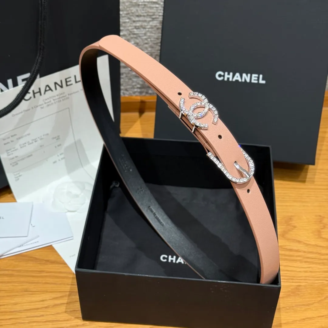 💰460💰Full package💰 💍Purchase grade Chanel ⚡️🌹Double C belt This double-sided cowhide leather, with crystal buckle, tied around the waist to express temperament and taste⚡️🌹U-shaped buckle with Swarovski double C logo, even though it is a spring and summer show style, it is still beautiful in winter, the shiny diamond jewelry is very versatile, it can be matched with jeans or skirts. Width: 20mm
