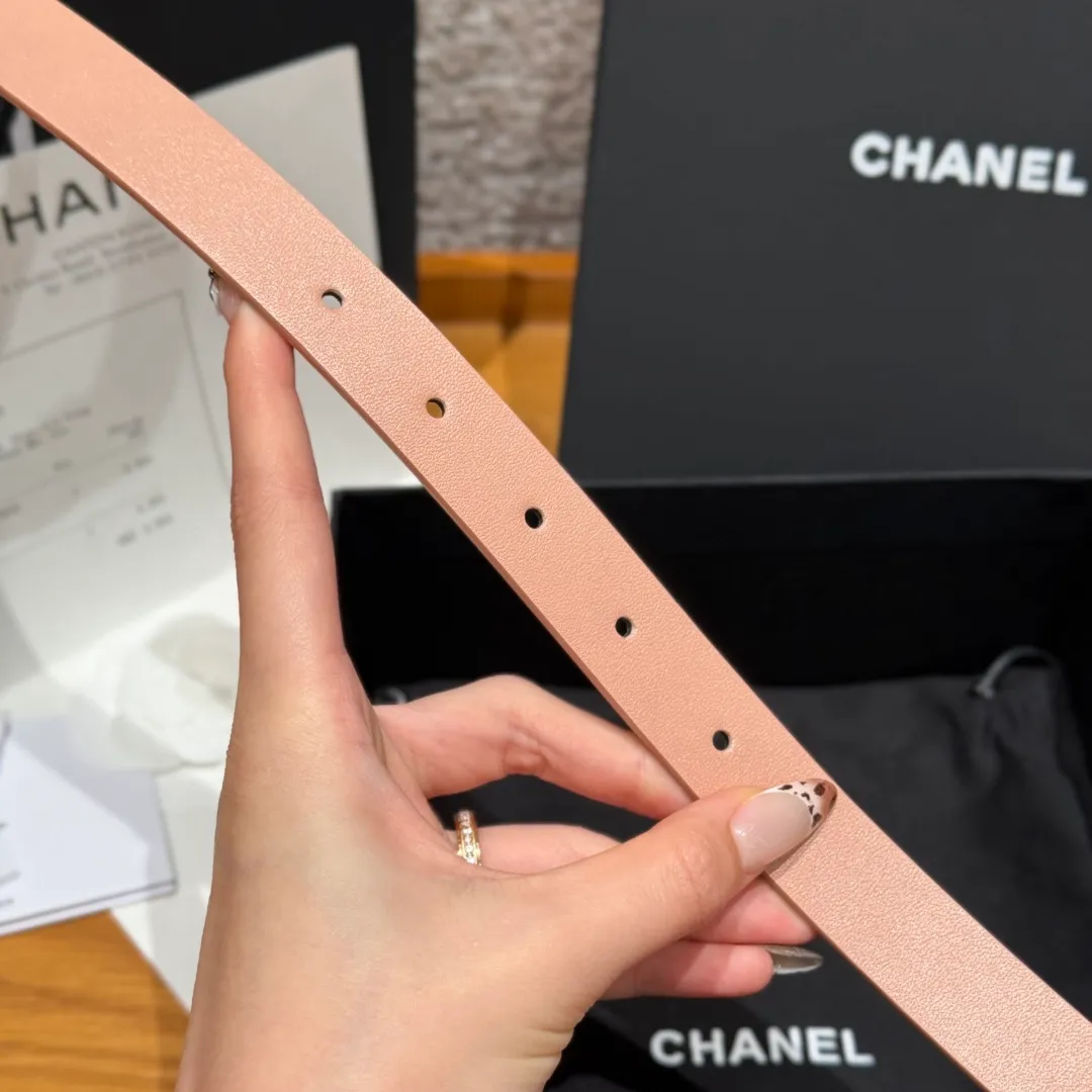 💰460💰Full package💰 💍Purchase grade Chanel ⚡️🌹Double C belt This double-sided cowhide leather, with crystal buckle, tied around the waist to express temperament and taste⚡️🌹U-shaped buckle with Swarovski double C logo, even though it is a spring and summer show style, it is still beautiful in winter, the shiny diamond jewelry is very versatile, it can be matched with jeans or skirts. Width: 20mm