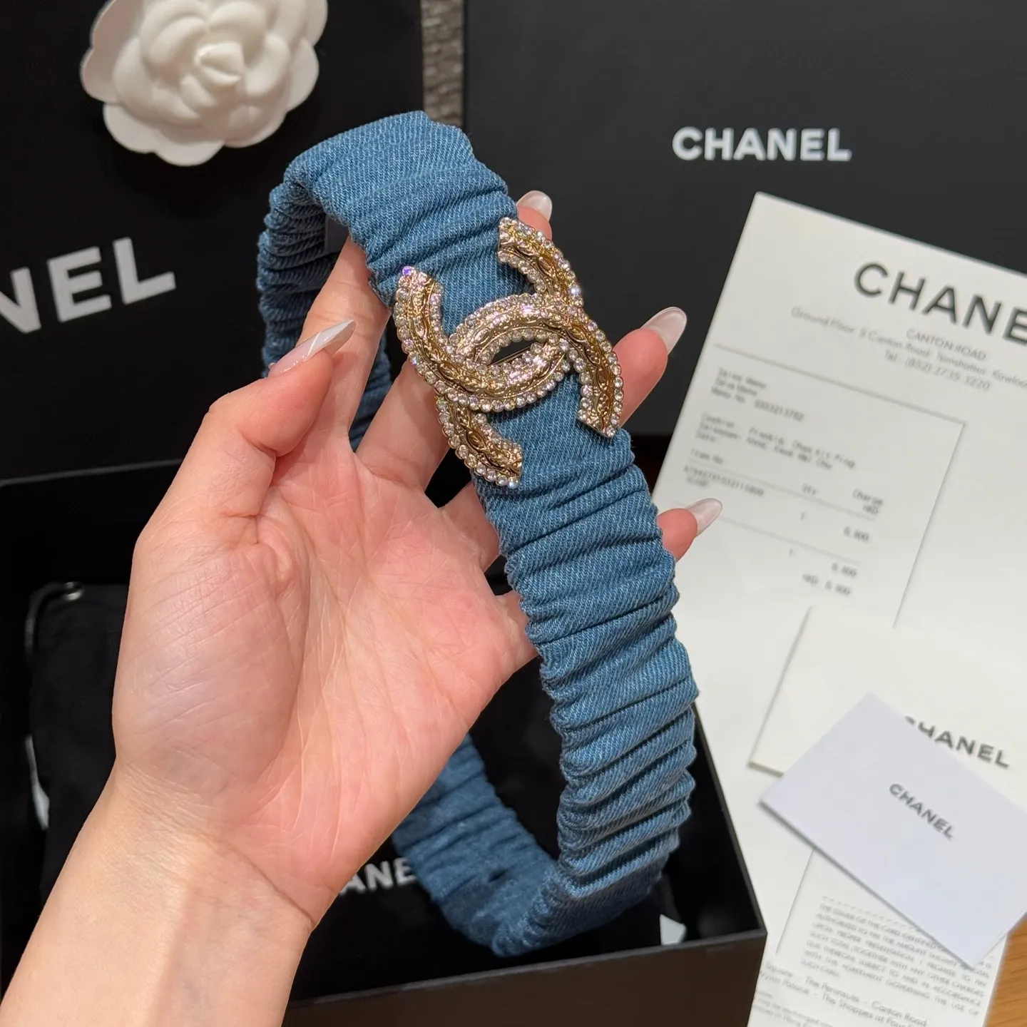 💰440💰Full package💰 💍Purchase level Xiangjia's new belt. Soft denim fabric, with a lazy and casual atmosphere, and the fold design adds a bit of smartness and playfulness. It seems to tell French romance, the iconic double C logo shines dazzlingly, and the inlaid rhinestones are like stars🌟Full of sophistication, instantly making the overall look more sophisticated. Size: S, M, L