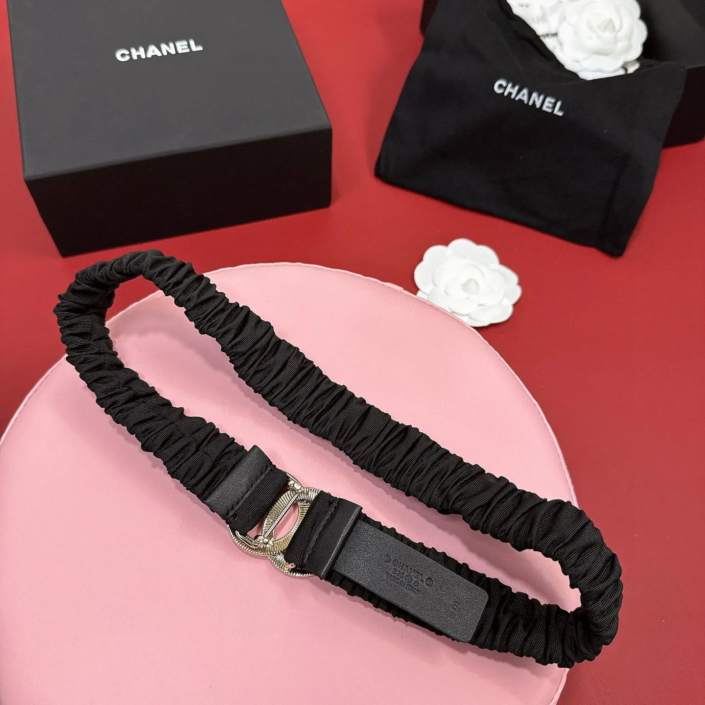 💰460💰Full package💰 💍Purchasing-grade Xiaoxiangjia logo pleated cowhide elastic belt, entirely wrapped in soft pleated cowhide covering, smart and modern style, light gold, silver electroplated metal logo buckle, width 3.0. Matched with rhinestones. CC square buckle. Calfskin elastic belt with excellent elasticity and soft touch. Number of sizes including buckle S=65cm total length (available 75, 80, 85)