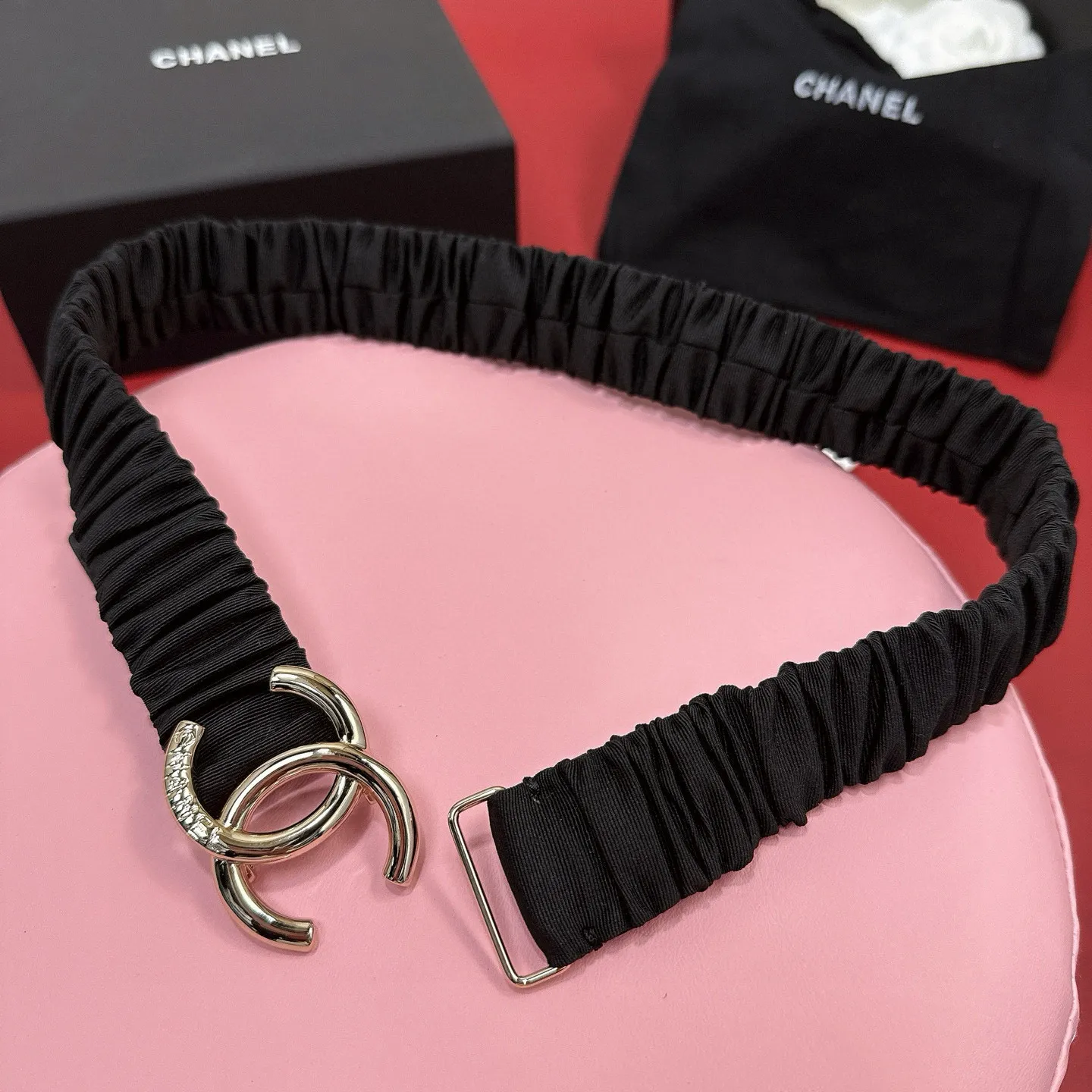 💰460💰Full package💰 💍Purchasing-grade Xiaoxiangjia logo pleated cowhide elastic belt, entirely wrapped in soft pleated cowhide covering, smart and modern style, light gold, silver electroplated metal logo buckle, width 3.0. Matched with rhinestones. CC square buckle. Calfskin elastic belt with excellent elasticity and soft touch. Number of sizes including buckle S=65cm total length (available 75, 80, 85)