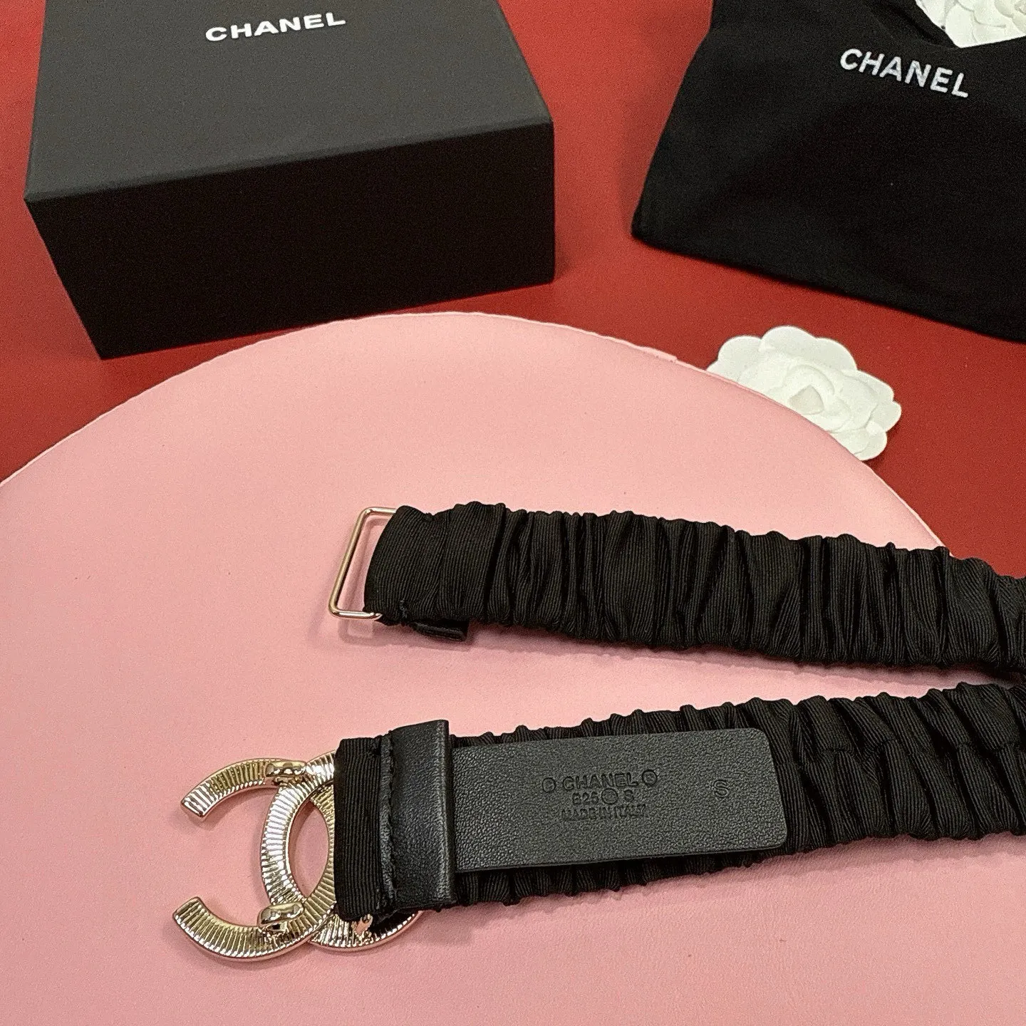 💰460💰Full package💰 💍Purchasing-grade Xiaoxiangjia logo pleated cowhide elastic belt, entirely wrapped in soft pleated cowhide covering, smart and modern style, light gold, silver electroplated metal logo buckle, width 3.0. Matched with rhinestones. CC square buckle. Calfskin elastic belt with excellent elasticity and soft touch. Number of sizes including buckle S=65cm total length (available 75, 80, 85)