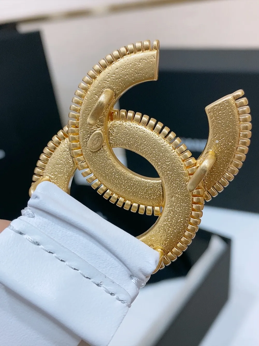 💰460💰Full package💰 💍Purchasing level Chanel⚡️24c cc resin white Toothed chain brass logo buckle⚡️Calfskin Silver metal and gold metal ⚡️3.0cm high-quality, elastic, versatile and elegant Size number including buckle S=65cm total length (available 75, 80, 85) M=70cm L =75cm XL=80cm, one size can be used in 3 to 4 sizes!