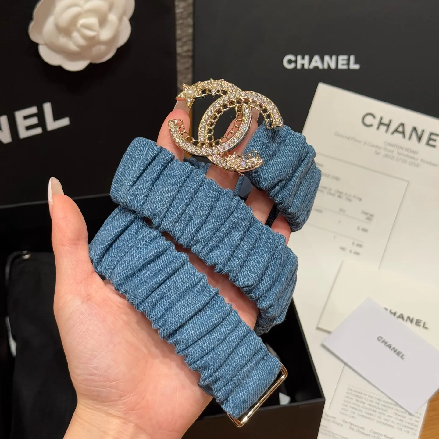 💰440💰Full package💰 💍Purchase level Xiangjia's new belt. Soft denim fabric, with a lazy and casual atmosphere, and the fold design adds a bit of smartness and playfulness. It seems to tell French romance, the iconic double C logo shines dazzlingly, and the inlaid rhinestones are like stars🌟Full of sophistication, instantly making the overall look more sophisticated. Size: S, M, L