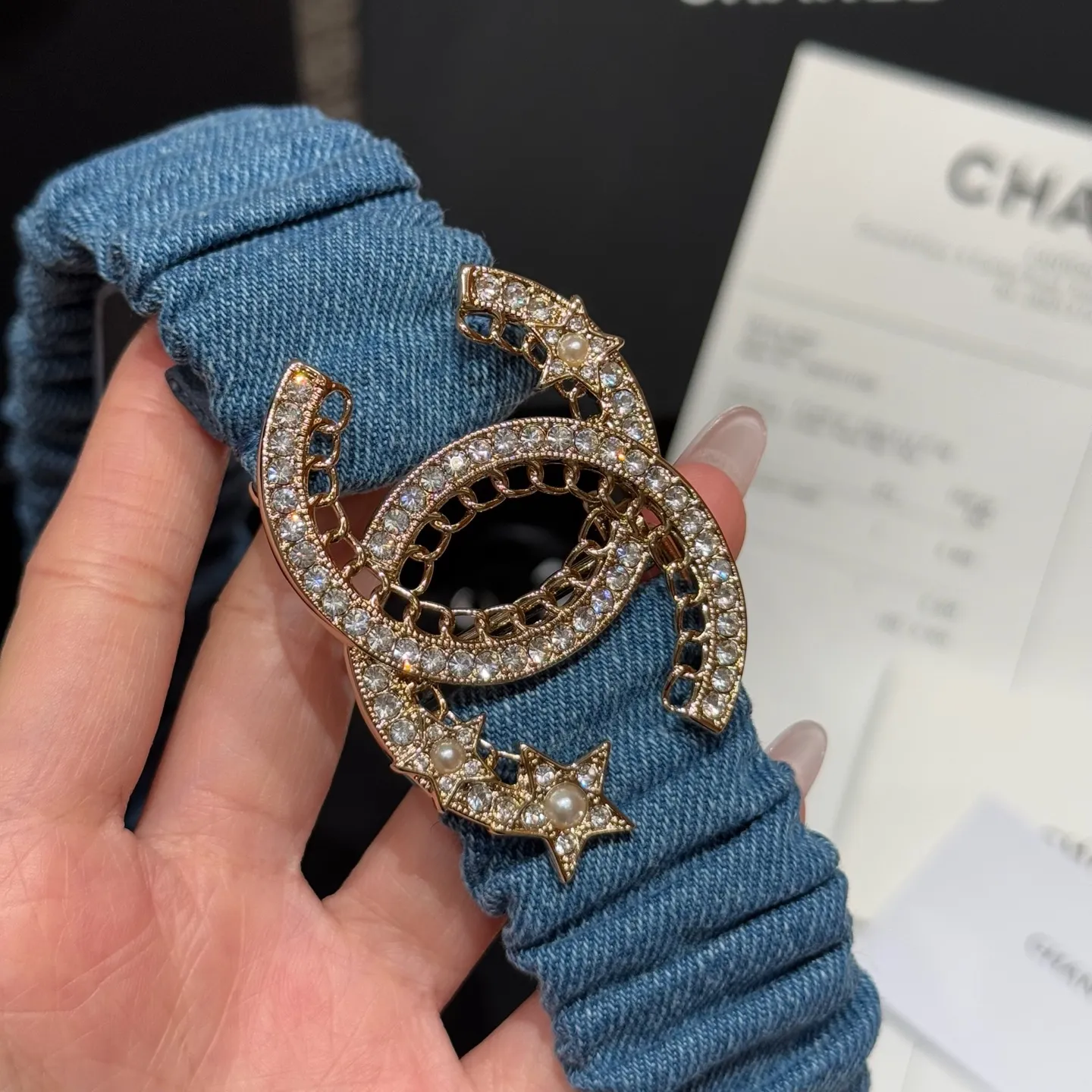 💰440💰Full package💰 💍Purchase level Xiangjia's new belt. Soft denim fabric, with a lazy and casual atmosphere, and the fold design adds a bit of smartness and playfulness. It seems to tell French romance, the iconic double C logo shines dazzlingly, and the inlaid rhinestones are like stars🌟Full of sophistication, instantly making the overall look more sophisticated. Size: S, M, L