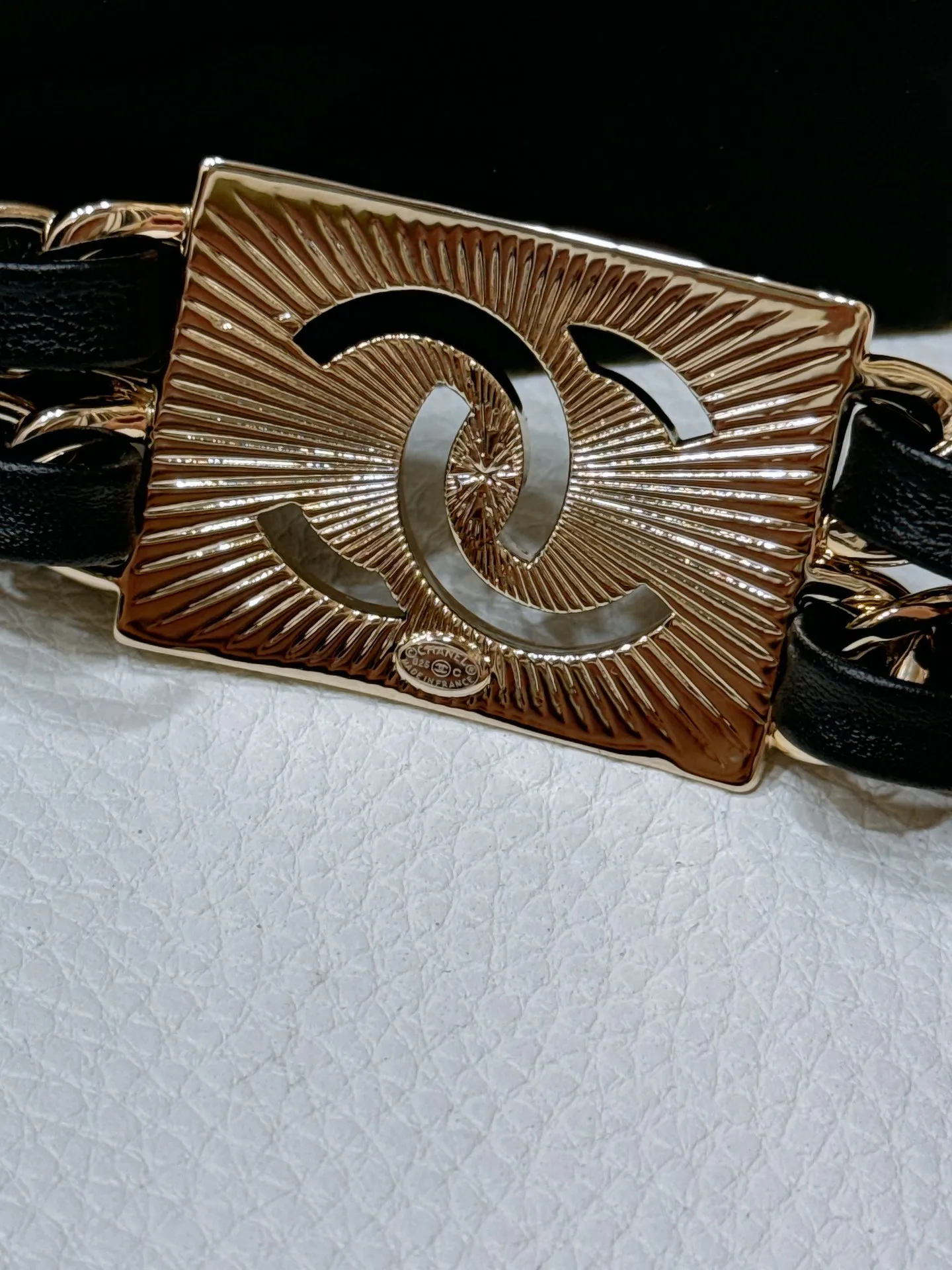 💰580💰Full package💰 💍Purchase level Chanel⚡️🌹25 early spring chain belt, metal and resin black and white⚡️🌹CC classic logo hollow mark, light gold metal⚡️🌹One size fits all