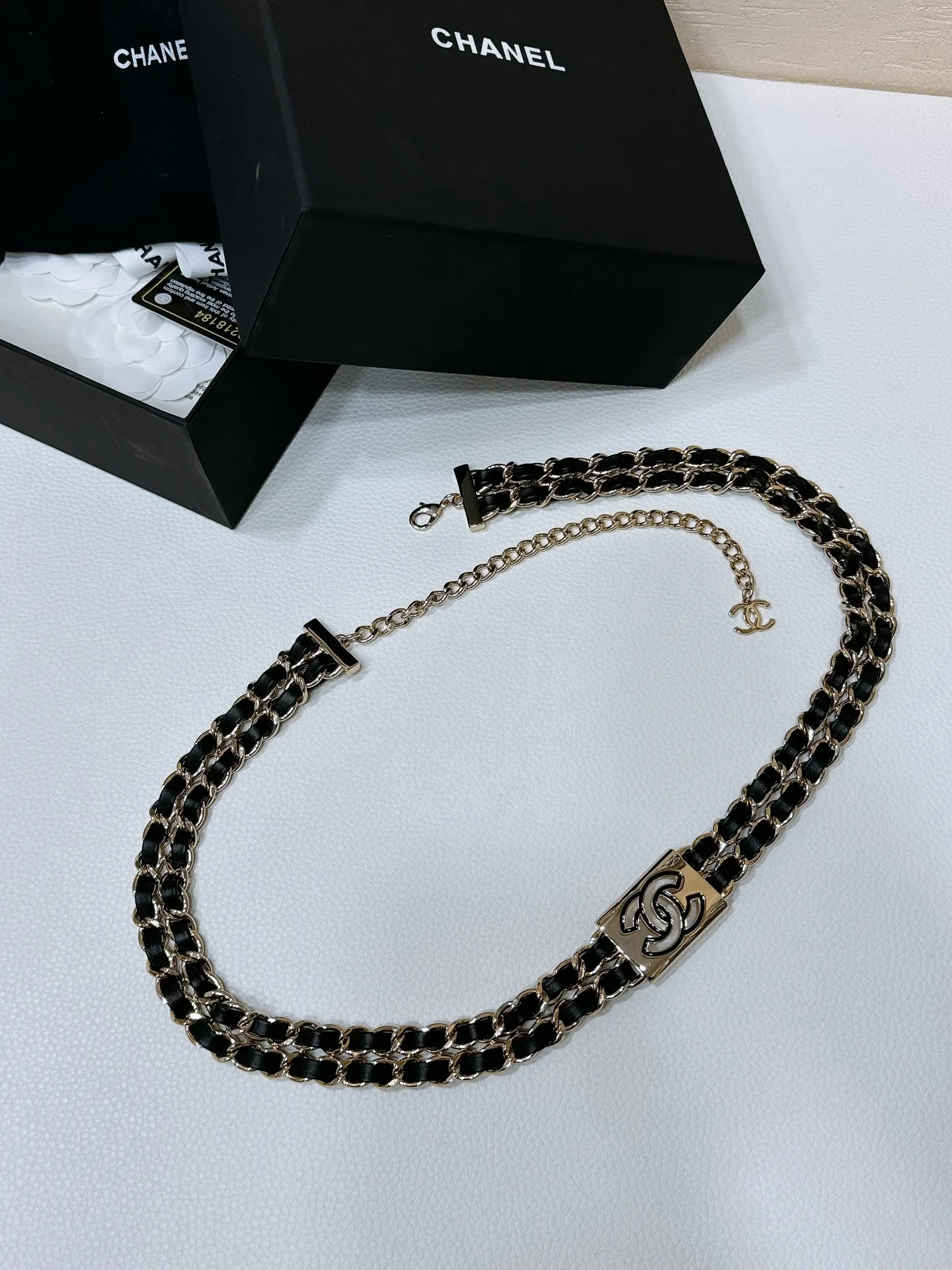 💰580💰Full package💰 💍Purchase level Chanel⚡️🌹25 early spring chain belt, metal and resin black and white⚡️🌹CC classic logo hollow mark, light gold metal⚡️🌹One size fits all