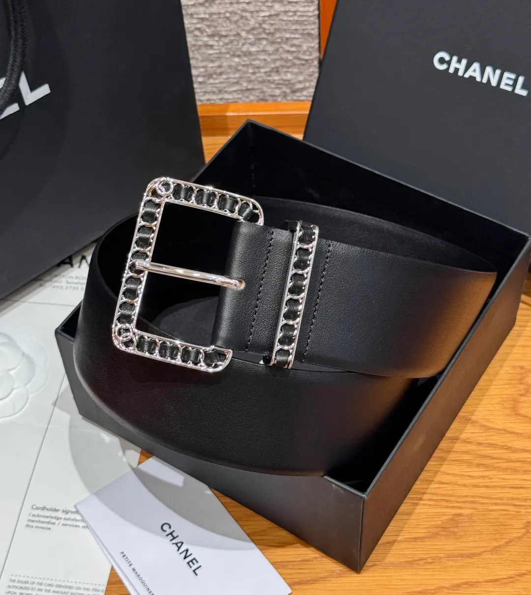 💰580💰Full package💰 💍Purchase level Chanel ⚡️🌹Chain belt Chanel's chain decorative belt is made of imported cow leather, with metal chain buckle, simple and luxurious, wide design, adjustable length, easy to match various clothing styles, chain details enhance the sense of layering, whether it is formal occasions or daily wear, exquisite and textured⚡️🌹Width: 5.5 cm