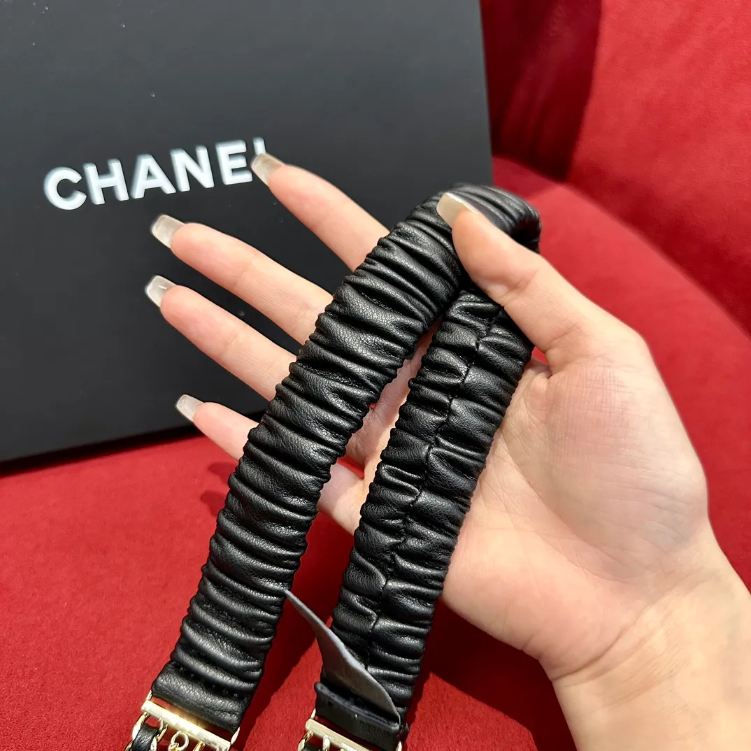 💰540💰Full package💰 💍Purchase-grade Chanel ⚡️🌹New waist chain, made of special imported metal and imported cowhide material, textured and embellishment is the unique highlight of the whole without losing the feminine charm, making it an eye-catching highlight ~ The waist chain is worth collecting! Design show style 2023 advanced handicraft workshop. ⚡️🌹Width 2.5cm