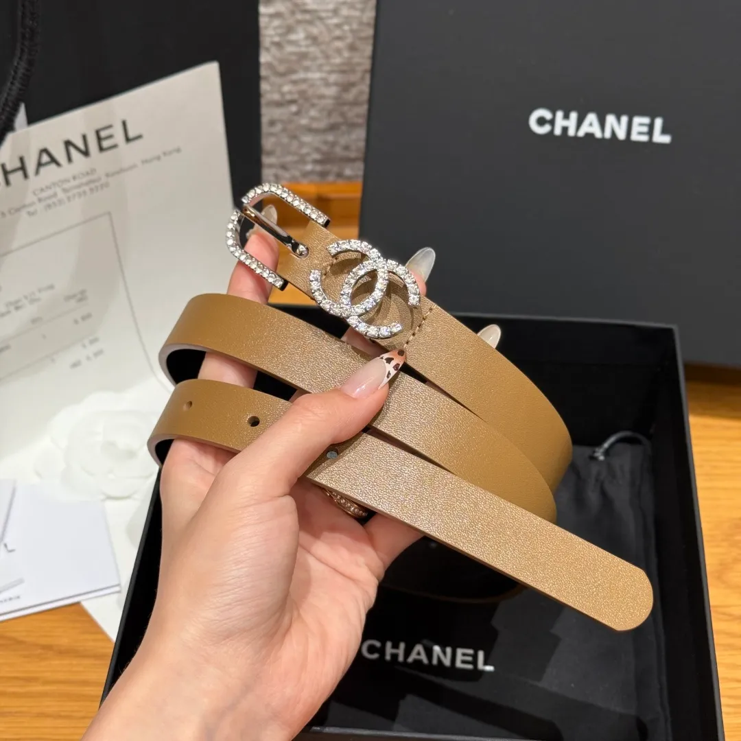 💰460💰Full package💰 💍Purchase grade Chanel ⚡️🌹Double C belt This double-sided cowhide leather, with crystal buckle, tied around the waist to express temperament and taste⚡️🌹U-shaped buckle with Swarovski double C logo, even though it is a spring and summer show style, it is still beautiful in winter, the shiny diamond jewelry is very versatile, it can be matched with jeans or skirts. Width: 20mm