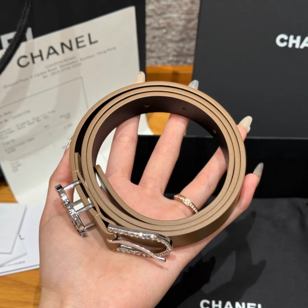 💰460💰Full package💰 💍Purchase grade Chanel ⚡️🌹Double C belt This double-sided cowhide leather, with crystal buckle, tied around the waist to express temperament and taste⚡️🌹U-shaped buckle with Swarovski double C logo, even though it is a spring and summer show style, it is still beautiful in winter, the shiny diamond jewelry is very versatile, it can be matched with jeans or skirts. Width: 20mm