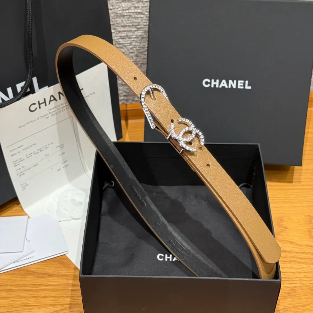 💰460💰Full package💰 💍Purchase grade Chanel ⚡️🌹Double C belt This double-sided cowhide leather, with crystal buckle, tied around the waist to express temperament and taste⚡️🌹U-shaped buckle with Swarovski double C logo, even though it is a spring and summer show style, it is still beautiful in winter, the shiny diamond jewelry is very versatile, it can be matched with jeans or skirts. Width: 20mm