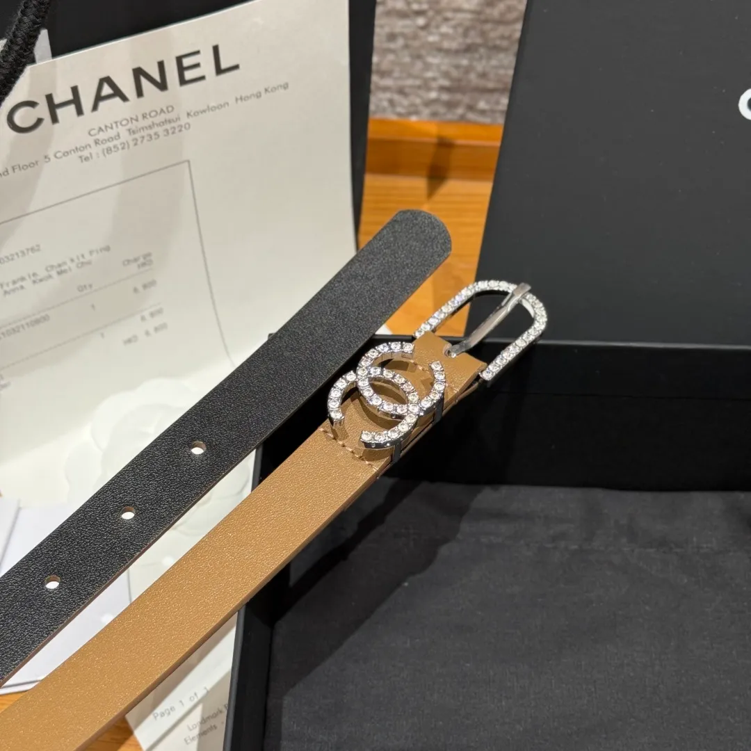 💰460💰Full package💰 💍Purchase grade Chanel ⚡️🌹Double C belt This double-sided cowhide leather, with crystal buckle, tied around the waist to express temperament and taste⚡️🌹U-shaped buckle with Swarovski double C logo, even though it is a spring and summer show style, it is still beautiful in winter, the shiny diamond jewelry is very versatile, it can be matched with jeans or skirts. Width: 20mm