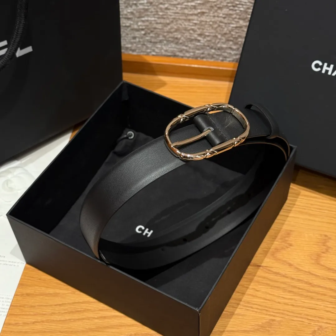 💰480💰Full package💰 💍Purchasing agent grade Chanel ⚡️🌹New women's belt This is a double-sided calfskin belt, the leather is decorated with the brand's logo. The belt is soft and delicate, with a very good texture. It is paired with metal hardware. It is a simple, elegant and intellectual combination, and can be paired with jeans or a suit. Width: 3.0cm