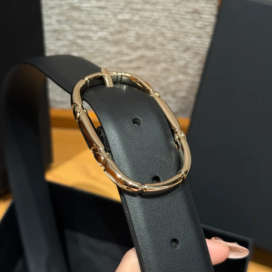 💰480💰Full package💰 💍Purchasing agent grade Chanel ⚡️🌹New women's belt This is a double-sided calfskin belt, the leather is decorated with the brand's logo. The belt is soft and delicate, with a very good texture. It is paired with metal hardware. It is a simple, elegant and intellectual combination, and can be paired with jeans or a suit. Width: 3.0cm