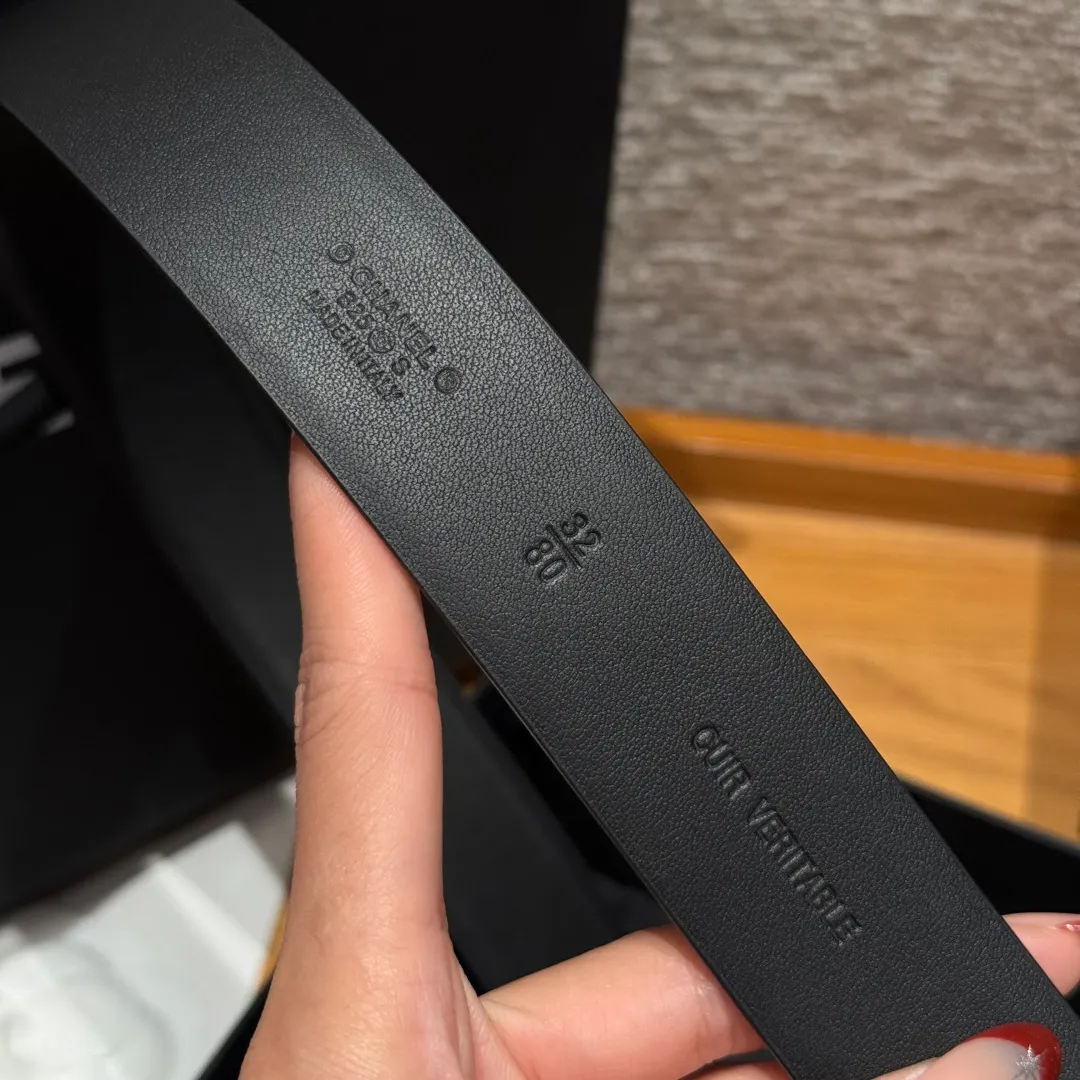 💰480💰Full package💰 💍Purchasing agent grade Chanel ⚡️🌹New women's belt This is a double-sided calfskin belt, the leather is decorated with the brand's logo. The belt is soft and delicate, with a very good texture. It is paired with metal hardware. It is a simple, elegant and intellectual combination, and can be paired with jeans or a suit. Width: 3.0cm