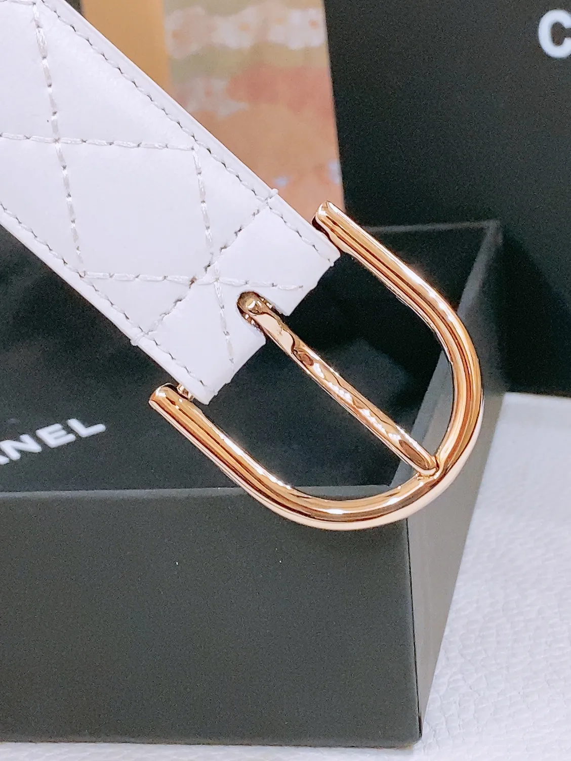 💰480💰Full package💰 💍Purchasing-grade chanel 3.0cm women's fashion model, sheepskin rhombus belt with top quality, authentic molded high-end customized leather hardware, customized pure steel hardware buckle, elastic waist design style to achieve a slimming effect, authentic positioning logo printing, comparable to the original product, fashionable, simple and luxurious, favored by many stars.