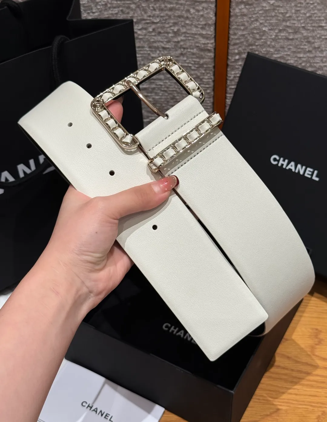 💰580💰Full package💰 💍Purchase level Chanel ⚡️🌹Chain belt Chanel's chain decorative belt is made of imported cow leather, with metal chain buckle, simple and luxurious, wide design, adjustable length, easy to match various clothing styles, chain details enhance the sense of layering, whether it is formal occasions or daily wear, exquisite and textured⚡️🌹Width: 5.5 cm