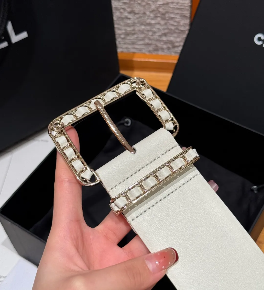 💰580💰Full package💰 💍Purchase level Chanel ⚡️🌹Chain belt Chanel's chain decorative belt is made of imported cow leather, with metal chain buckle, simple and luxurious, wide design, adjustable length, easy to match various clothing styles, chain details enhance the sense of layering, whether it is formal occasions or daily wear, exquisite and textured⚡️🌹Width: 5.5 cm