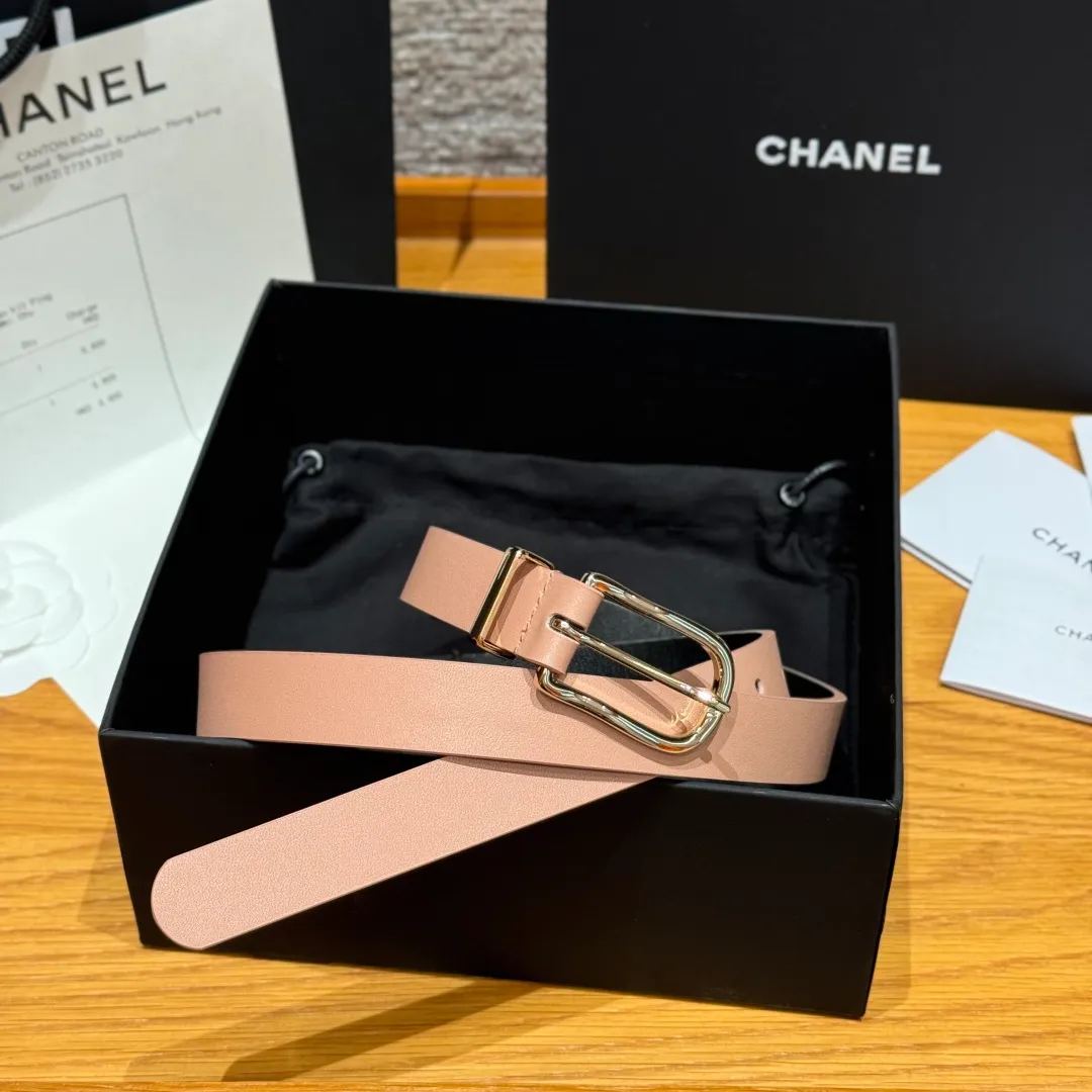 💰440💰Full package💰 💍Purchasing agent grade Chanel ⚡️🌹U-shaped women's belt This is made of imported cowhide, and the hardware is designed with a U-shaped pin buckle. Wearing the belt shows your waistline, enhances your temperament, and instantly becomes fashionable. It is a classic embellishment. Whether it is daily travel or attending important occasions, it can easily control various styles of clothing.⚡️🌹Width: 20 mm
