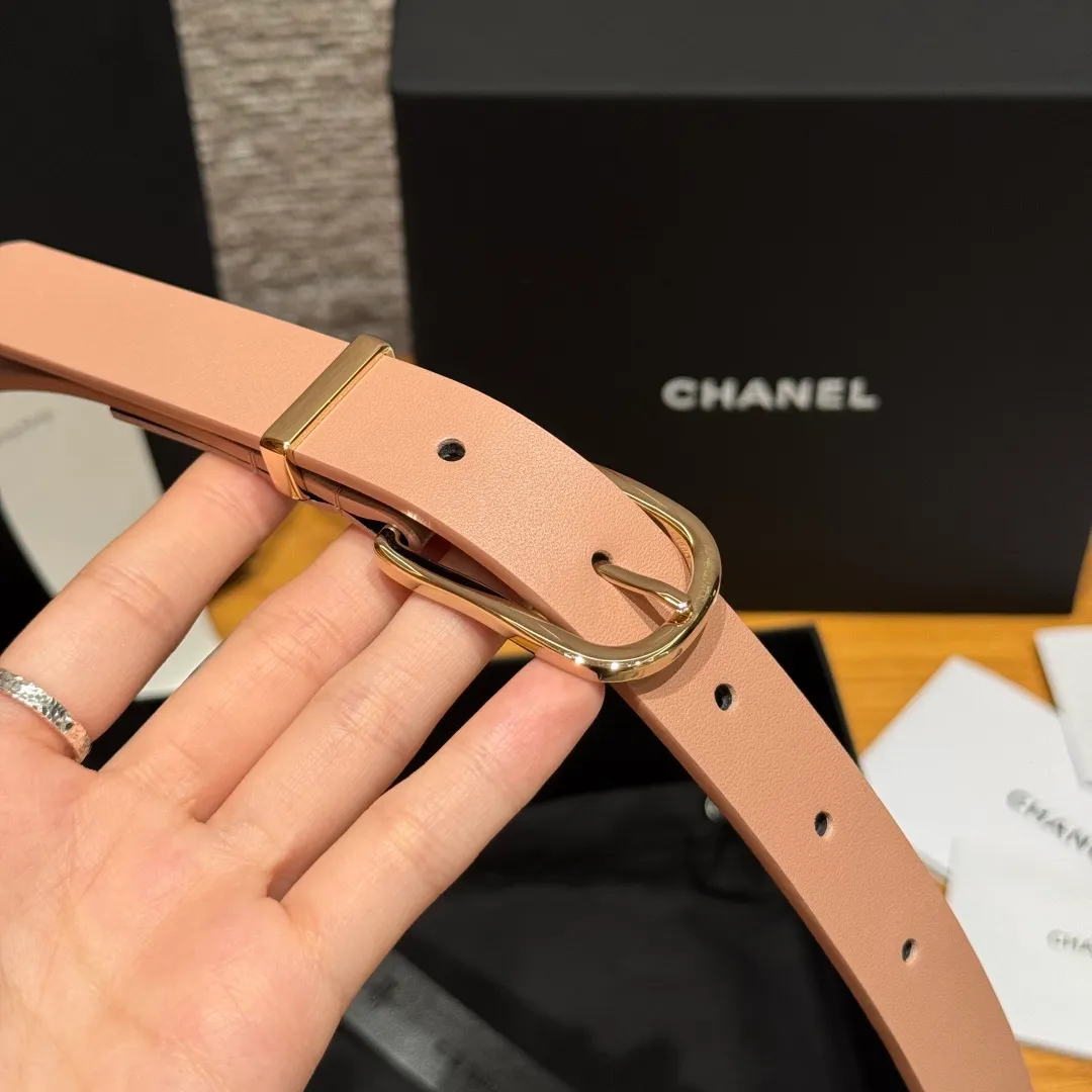 💰440💰Full package💰 💍Purchasing agent grade Chanel ⚡️🌹U-shaped women's belt This is made of imported cowhide, and the hardware is designed with a U-shaped pin buckle. Wearing the belt shows your waistline, enhances your temperament, and instantly becomes fashionable. It is a classic embellishment. Whether it is daily travel or attending important occasions, it can easily control various styles of clothing.⚡️🌹Width: 20 mm