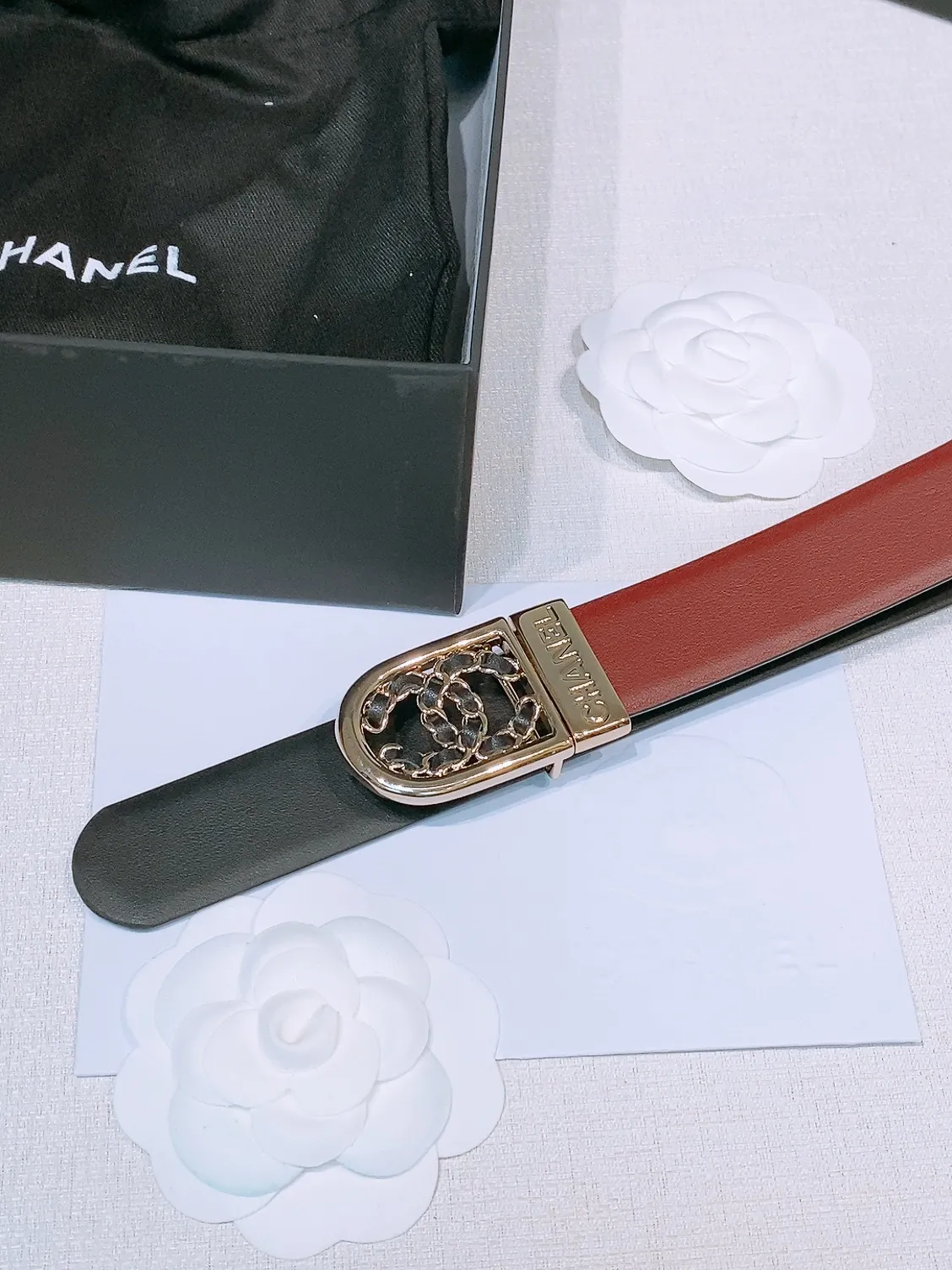 💰460💰Full package💰 💍Purchase level Chanel ⚡️🌹New belt This is made of cow leather. The classic leather chain double C is wrapped in gold metal. It is more textured than the previous simple logo buckle. It is super versatile. No matter what style of clothing it is paired with, it can instantly enhance the overall fashion sense. Rotatable. Two colors available. Width: 30 mm.