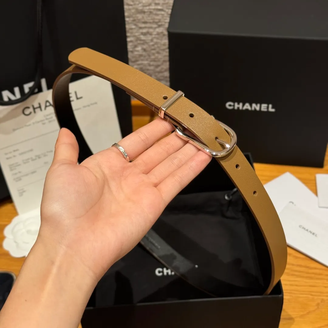 💰440💰Full package💰 💍Purchasing agent grade Chanel ⚡️🌹U-shaped women's belt This is made of imported cowhide, and the hardware is designed with a U-shaped pin buckle. Wearing the belt shows your waistline, enhances your temperament, and instantly becomes fashionable. It is a classic embellishment. Whether it is daily travel or attending important occasions, it can easily control various styles of clothing.⚡️🌹Width: 20 mm