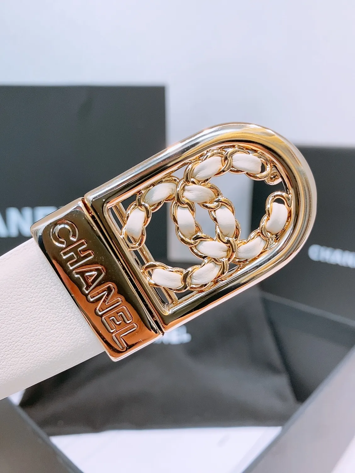 💰460💰Full package💰 💍Purchase level Chanel ⚡️🌹New belt This is made of cow leather. The classic leather chain double C is wrapped in gold metal. It is more textured than the previous simple logo buckle. It is super versatile. No matter what style of clothing it is paired with, it can instantly enhance the overall fashion sense. Rotatable. Two colors available. Width: 30 mm.