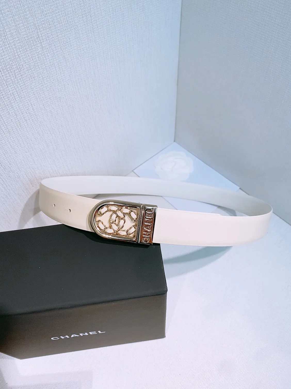 💰460💰Full package💰 💍Purchase level Chanel ⚡️🌹New belt This is made of cow leather. The classic leather chain double C is wrapped in gold metal. It is more textured than the previous simple logo buckle. It is super versatile. No matter what style of clothing it is paired with, it can instantly enhance the overall fashion sense. Rotatable. Two colors available. Width: 30 mm.