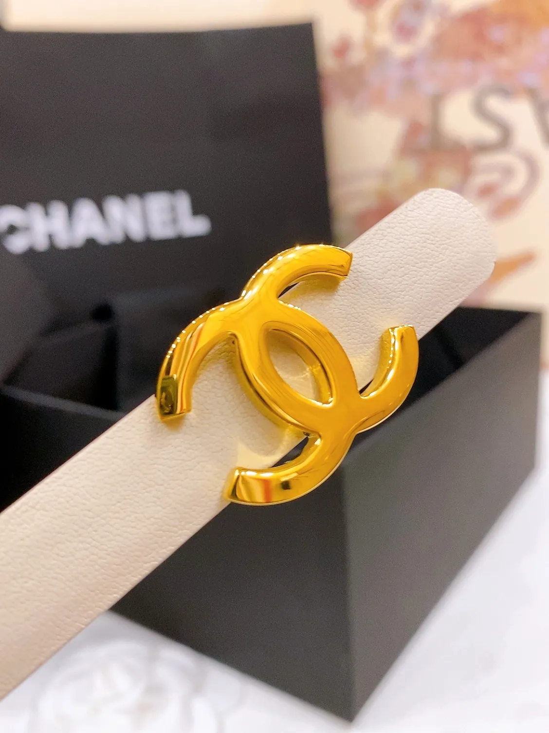 💰440💰Full package💰 💍Purchase level Chanel⚡️🌹Classic double C belt Classic double C belt, braided hardware and calfskin belt body⚡️🌹Perfect texture, simply the finishing touch in spring, belt diameter and width 1.5cm⚡️🌹