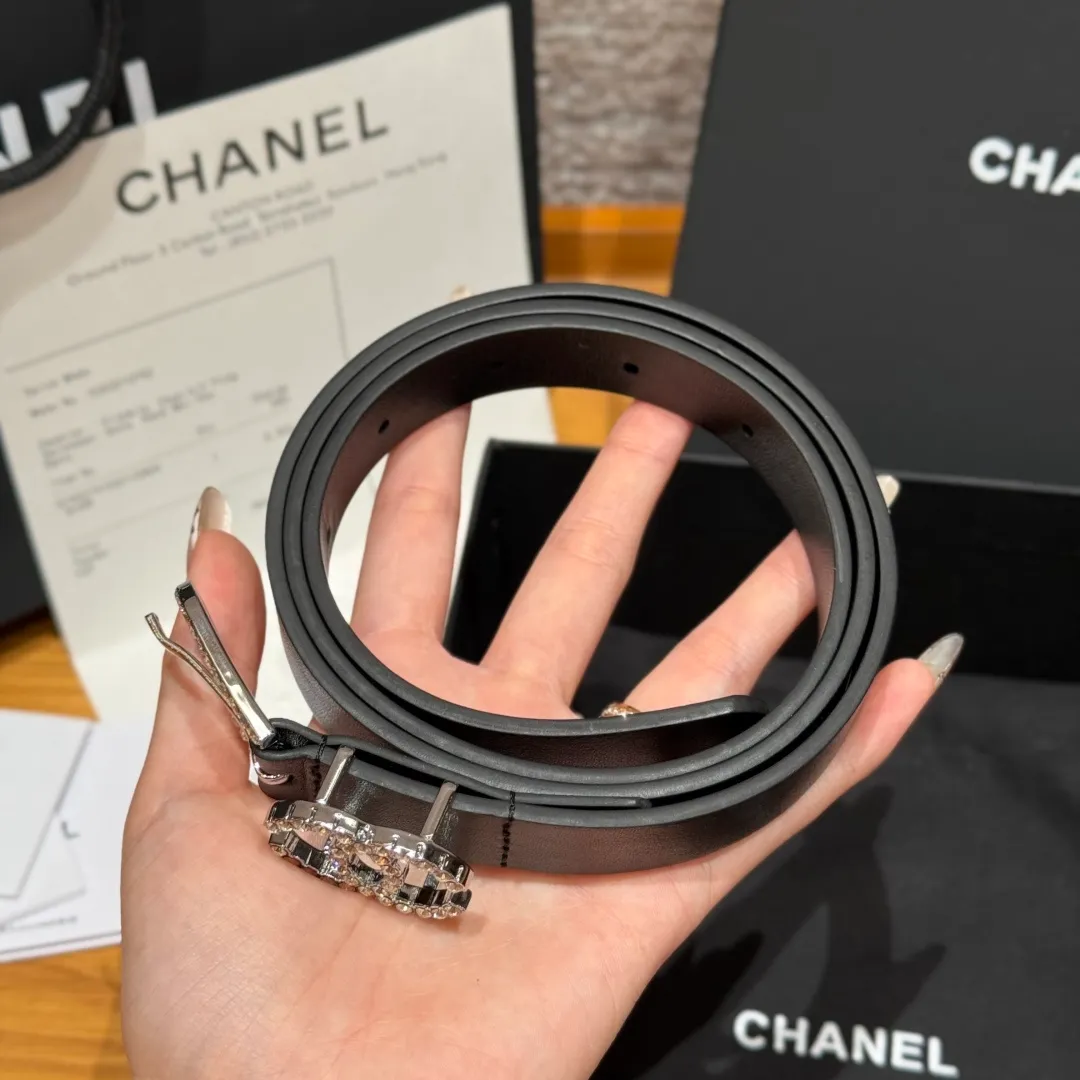 💰460💰Full package💰 💍Purchase grade Chanel ⚡️🌹Double C belt This double-sided cowhide leather, with crystal buckle, tied around the waist to express temperament and taste⚡️🌹U-shaped buckle with Swarovski double C logo, even though it is a spring and summer show style, it is still beautiful in winter, the shiny diamond jewelry is very versatile, it can be matched with jeans or skirts. Width: 20mm