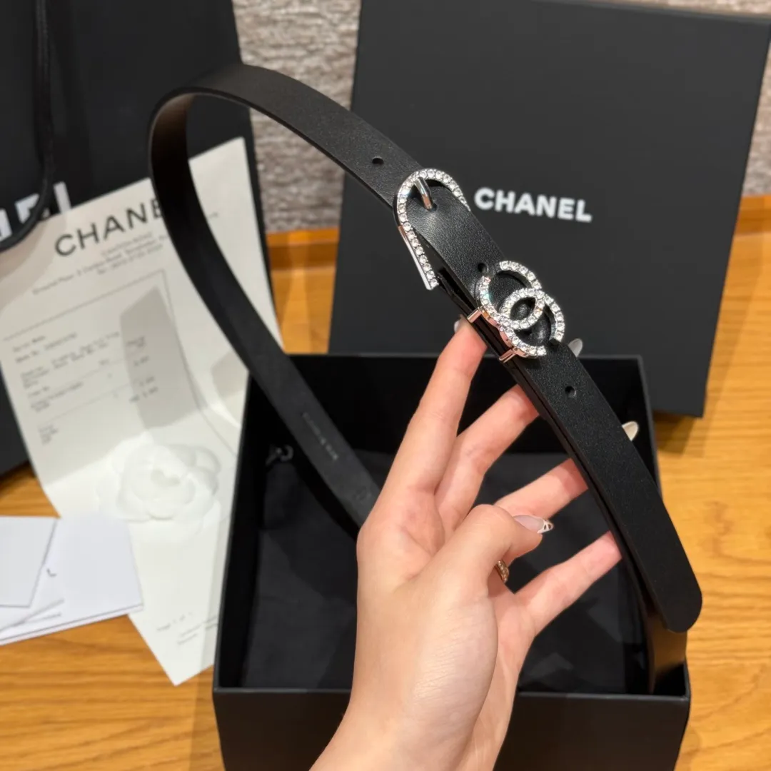💰460💰Full package💰 💍Purchase grade Chanel ⚡️🌹Double C belt This double-sided cowhide leather, with crystal buckle, tied around the waist to express temperament and taste⚡️🌹U-shaped buckle with Swarovski double C logo, even though it is a spring and summer show style, it is still beautiful in winter, the shiny diamond jewelry is very versatile, it can be matched with jeans or skirts. Width: 20mm